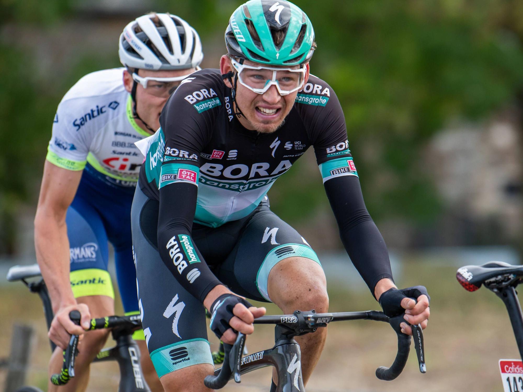 Lennard Kämna verzerrt angestrengt das Gesicht während des Eintages-Klassikers Lüttich-Bastogne-Lüttich.
