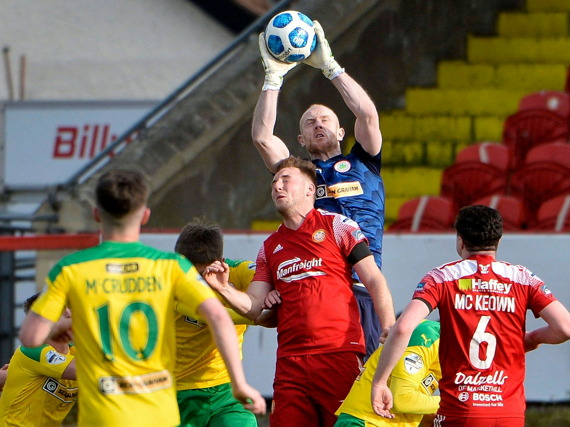 Torhüter Aaron McCorey fängt einen Ball unter Bedrängnis.