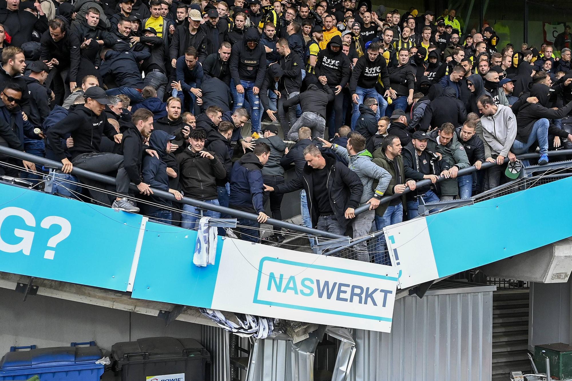Teile der Gästetribüne sind in Nijmegen eingestürzt.