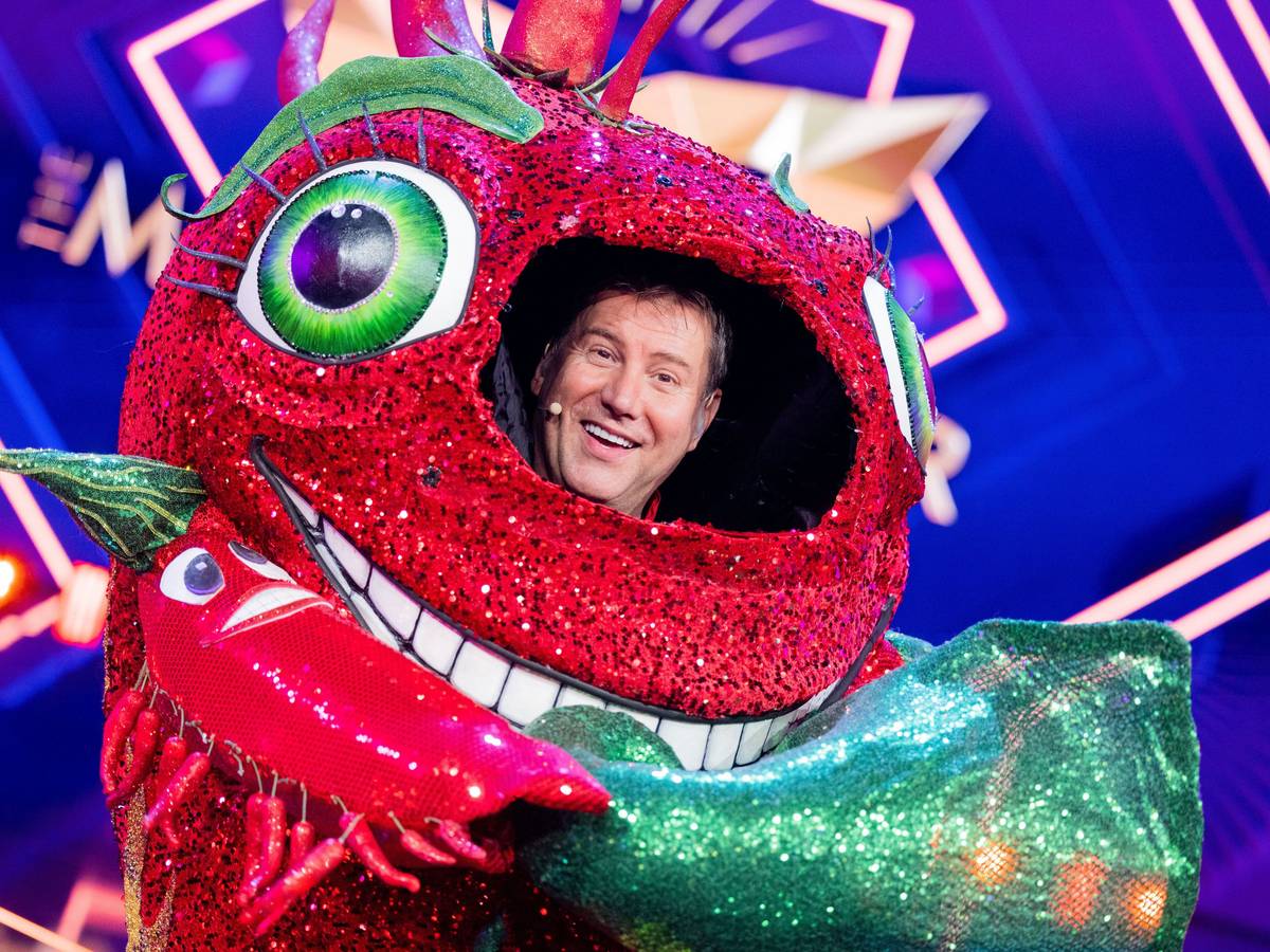 Jens Riewa, Moderator der „Tagesschau“, steht als enttarnte Figur der Chili in der Prosieben-Show „The Masked Singer“ auf der Bühne.