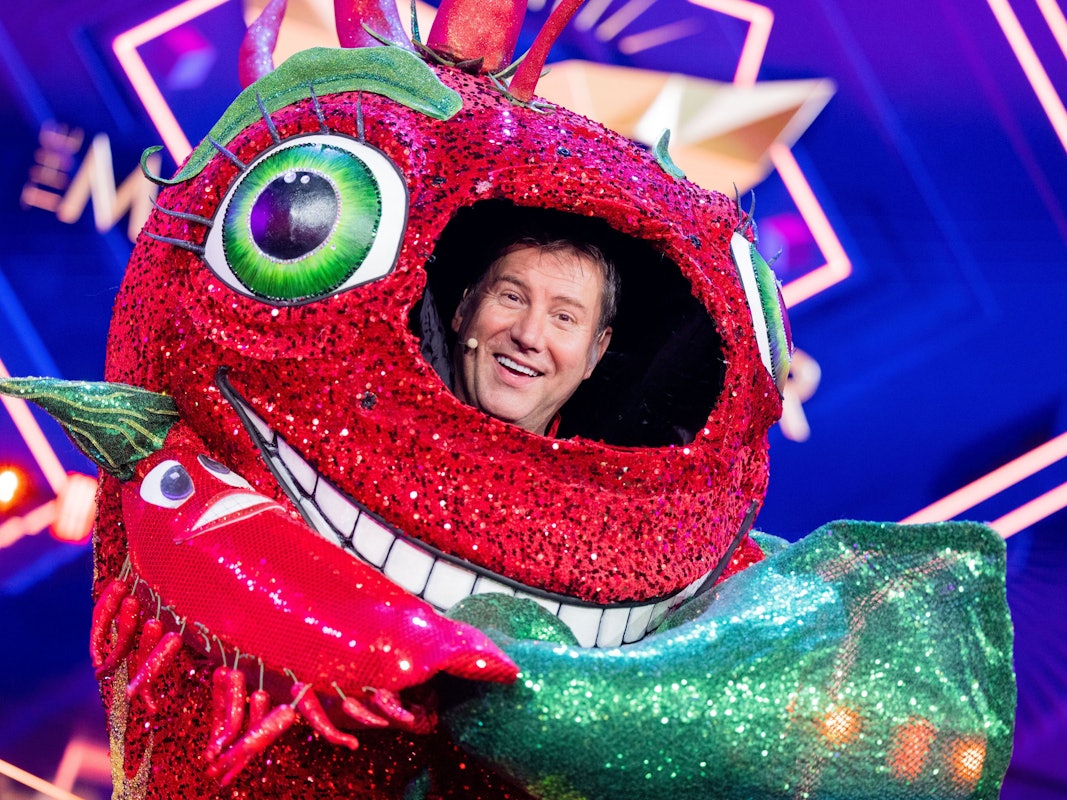 Jens Riewa, Moderator der „Tagesschau“, steht als enttarnte Figur der Chili in der Prosieben-Show „The Masked Singer“ auf der Bühne.
