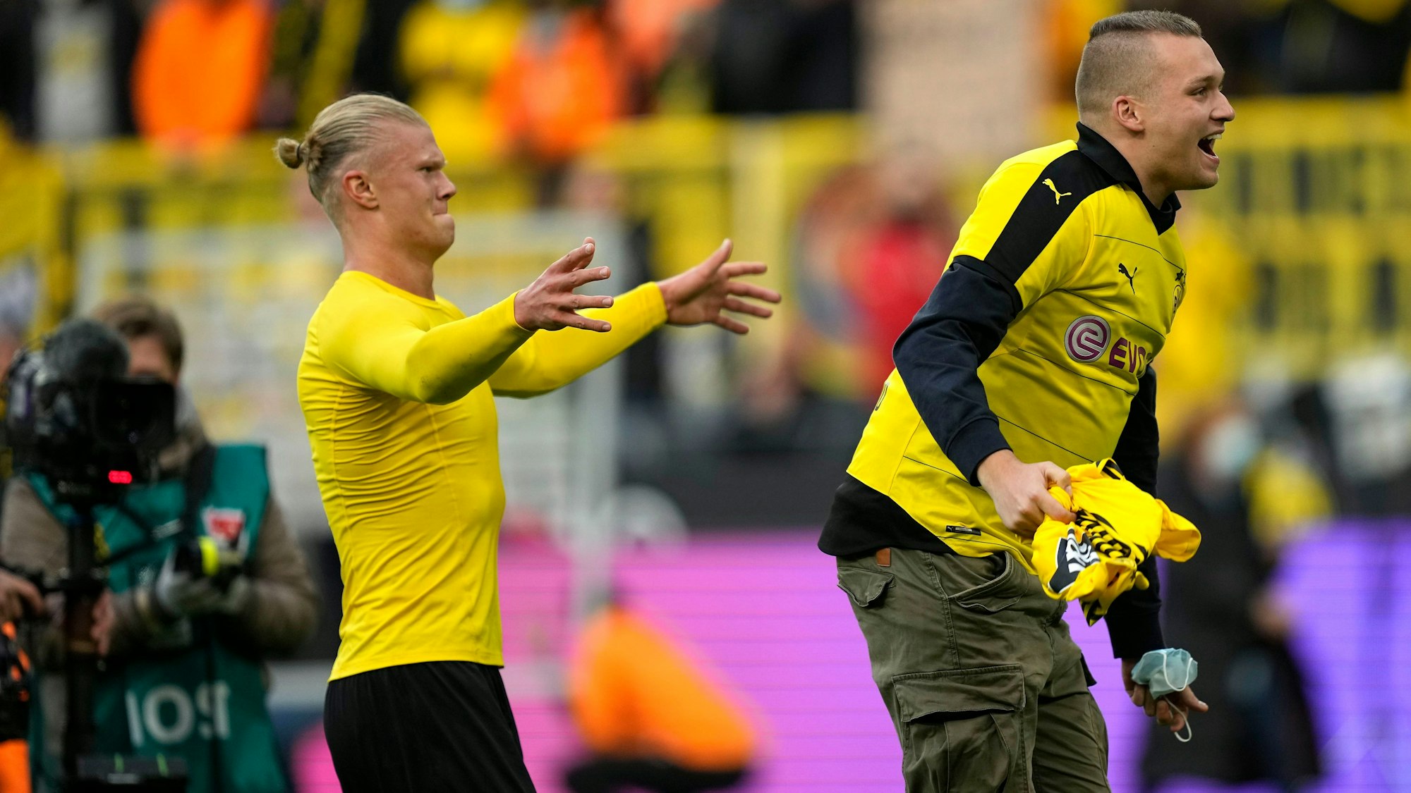 Erling Haaland feiert mit einem Flitzer die drei BVB-Punkte.