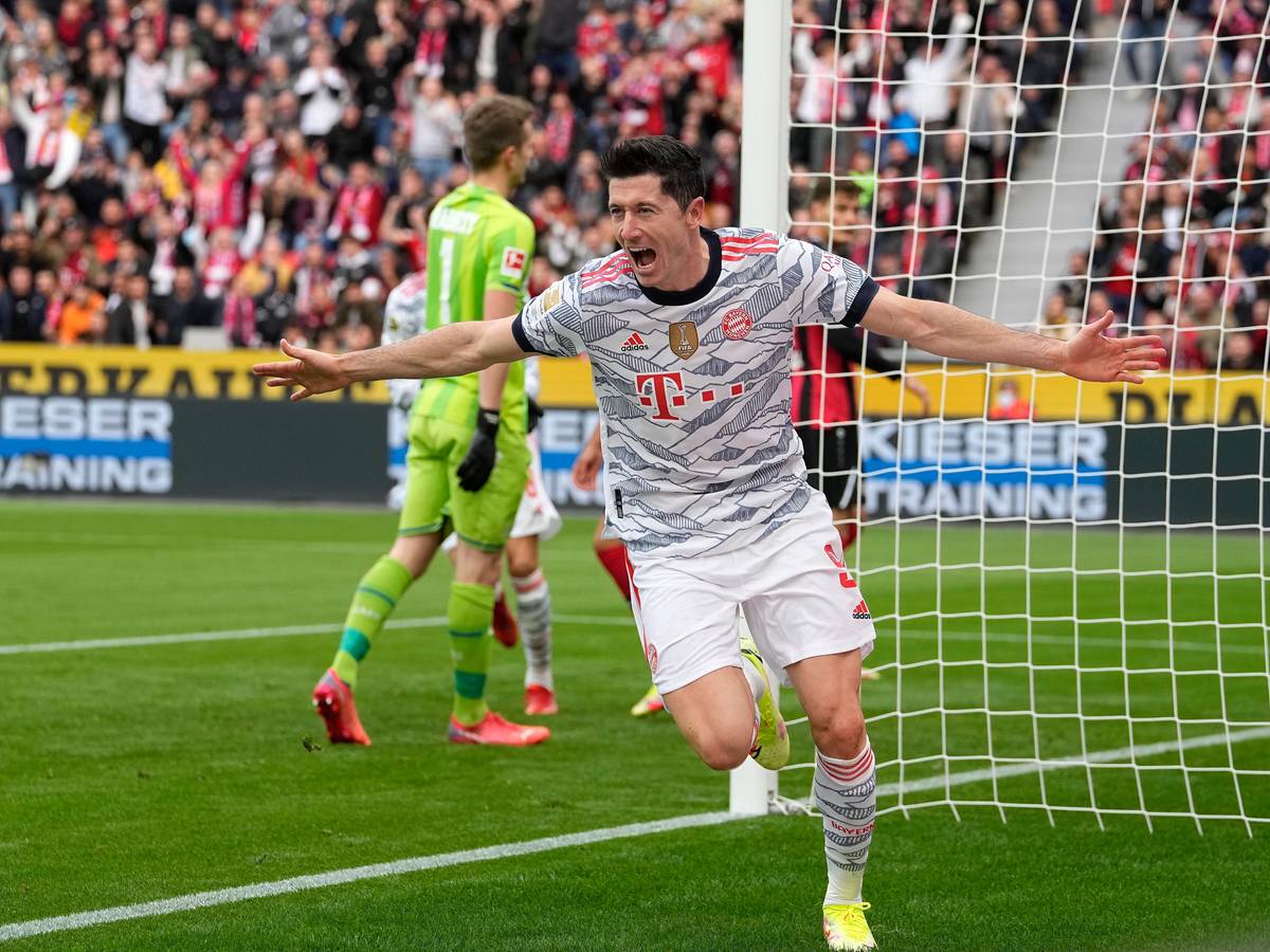 Robert Lewandowski bejubelt sein Tor gegen Bayer Leverkusen
