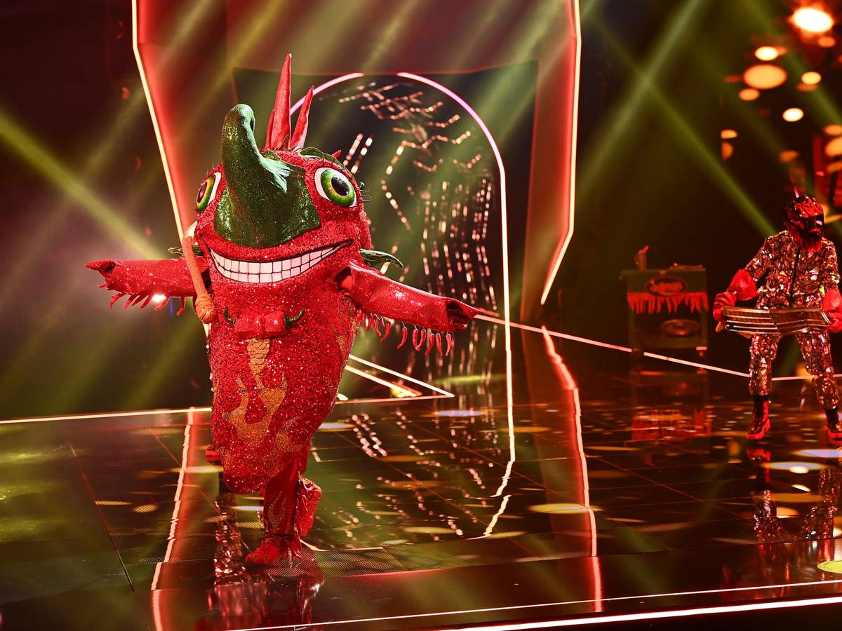 Die Chili performt am 16. Oktober 2021 auf der „Masked Singer“-Bühne. Hinter dem Kostüm verbirgt sich „Tagesschau“-Sprecher Jens Riewa.