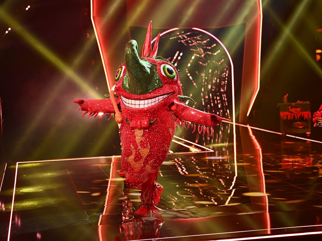 Die Chili performt am 16. Oktober 2021 auf der „Masked Singer“-Bühne. Hinter dem Kostüm verbirgt sich „Tagesschau“-Sprecher Jens Riewa.