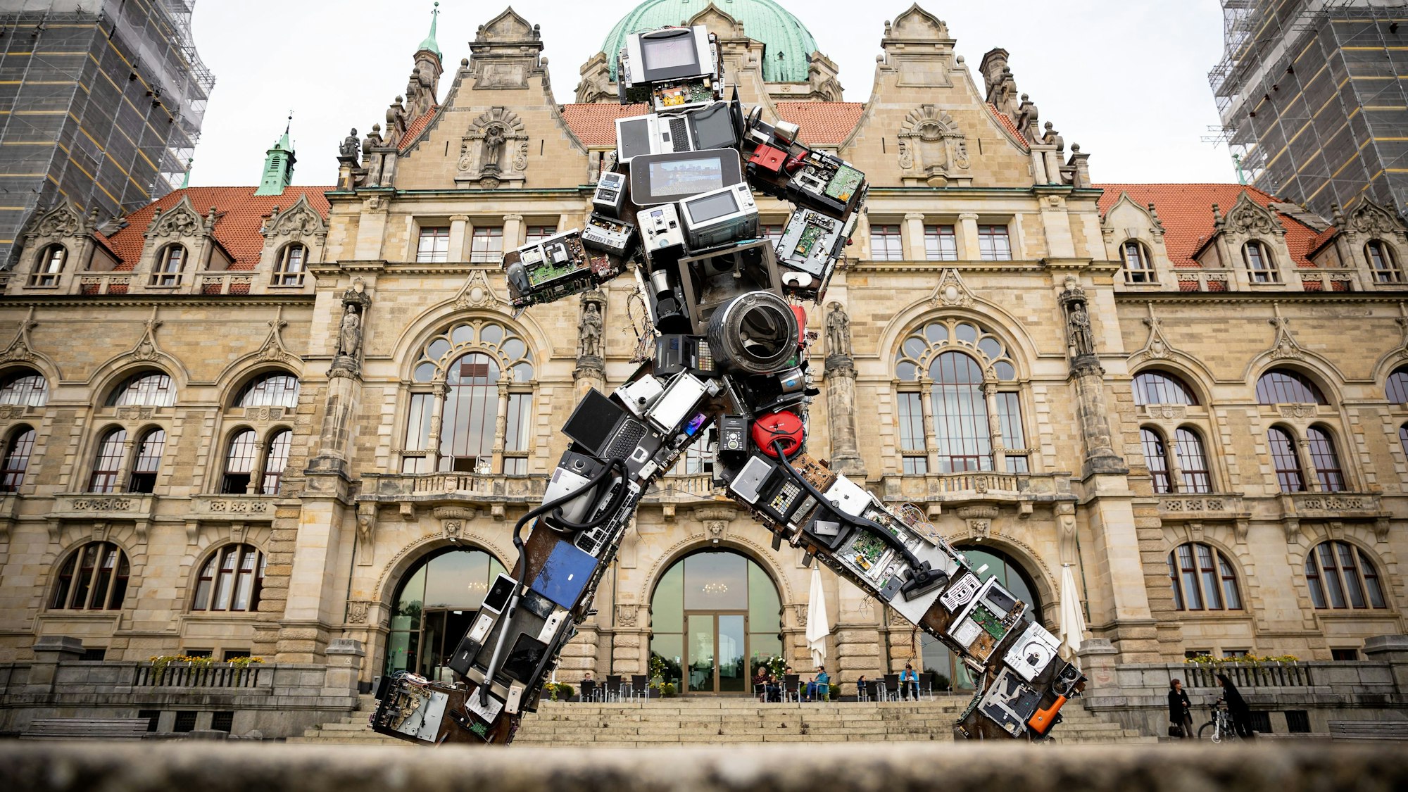 Die Skulptur „Wertgigant“ von Künstler HA Schult steht vor dem Neuen Rathaus in Hannover. Sie besteht aus Elektroschrott.