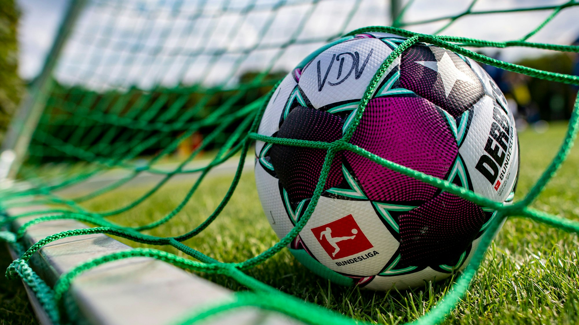 Ein Ball der Spielergewerkschaft des VDV liegt im Tornetz.