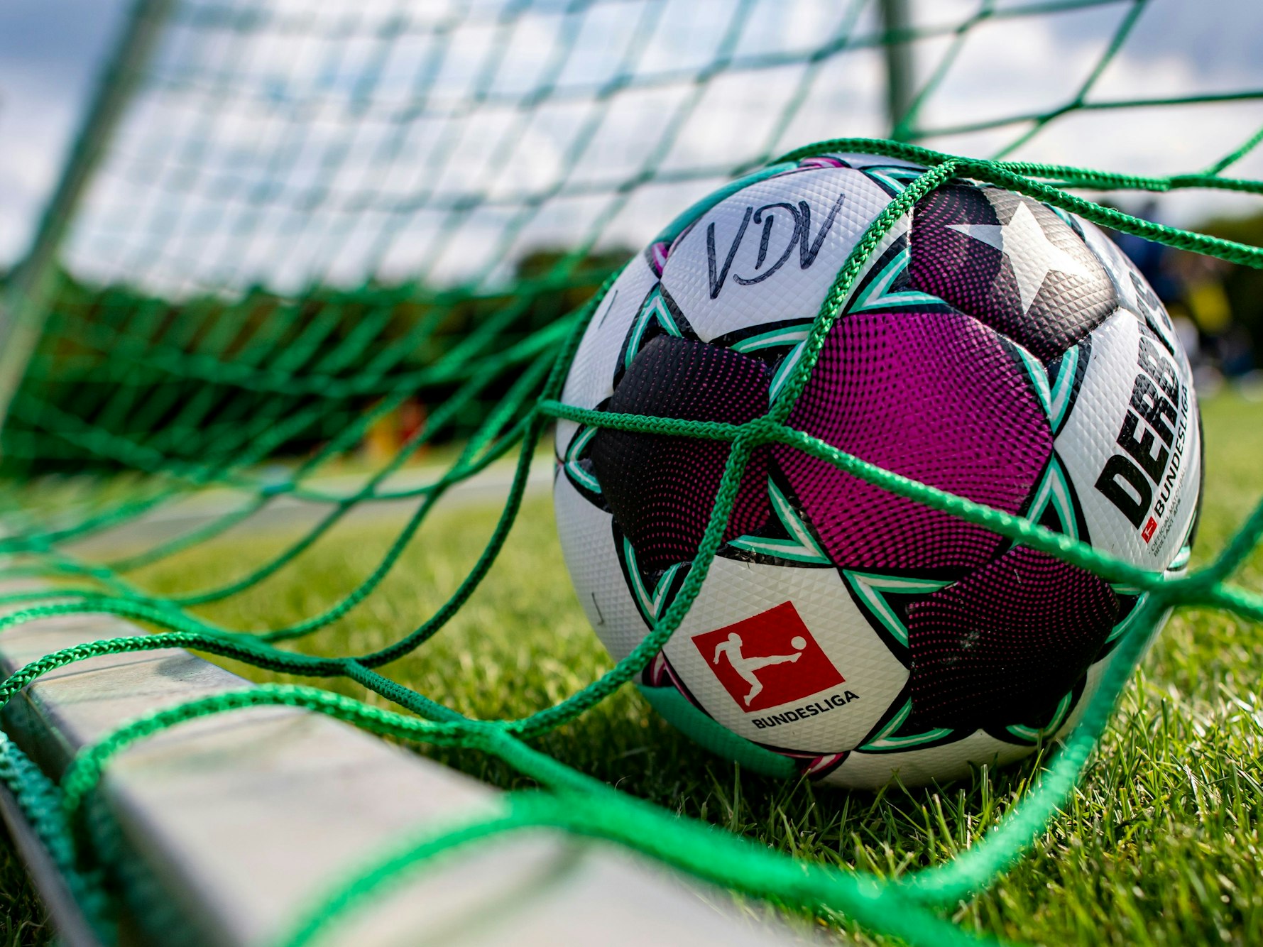 Ein Ball der Spielergewerkschaft des VDV liegt im Tornetz.