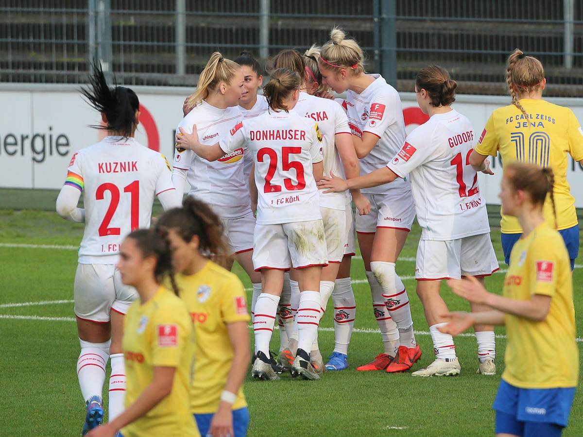 1.FC Köln vs. FC Carl Zeiss Jena, Fussball Frauen, 1. Bundesliga, Jubel um Mandy islacker (1.FC Köln), nach ihrem Treffer zum 2:0, Bild: Herbert Bucco, 17.10.2021