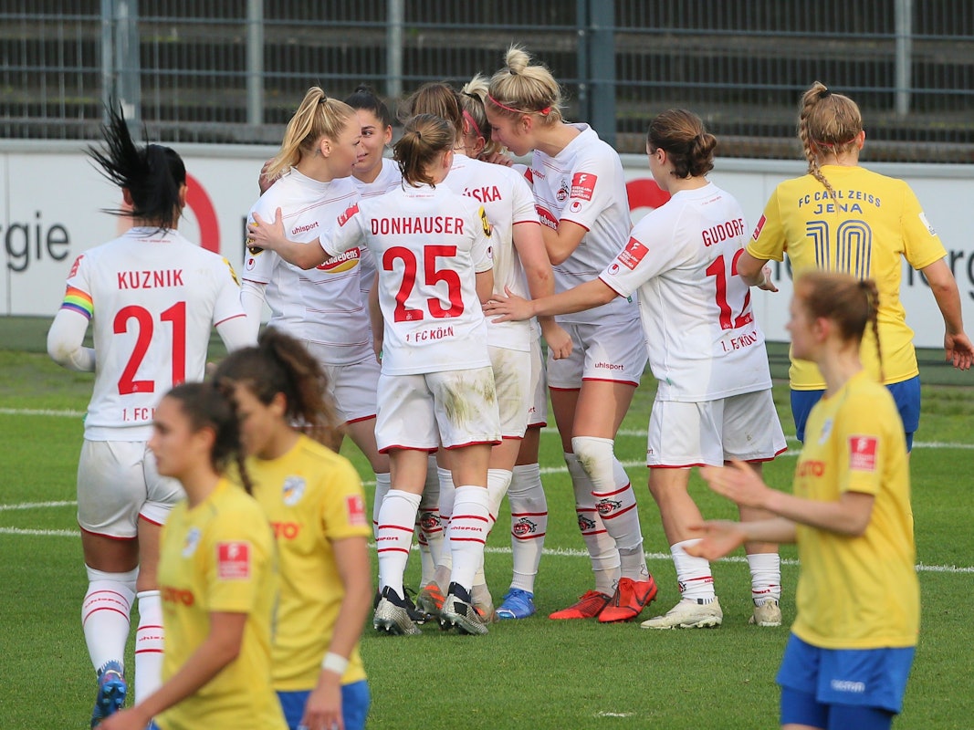 1.FC Köln vs. FC Carl Zeiss Jena, Fussball Frauen, 1. Bundesliga, Jubel um Mandy islacker (1.FC Köln), nach ihrem Treffer zum 2:0, Bild: Herbert Bucco, 17.10.2021