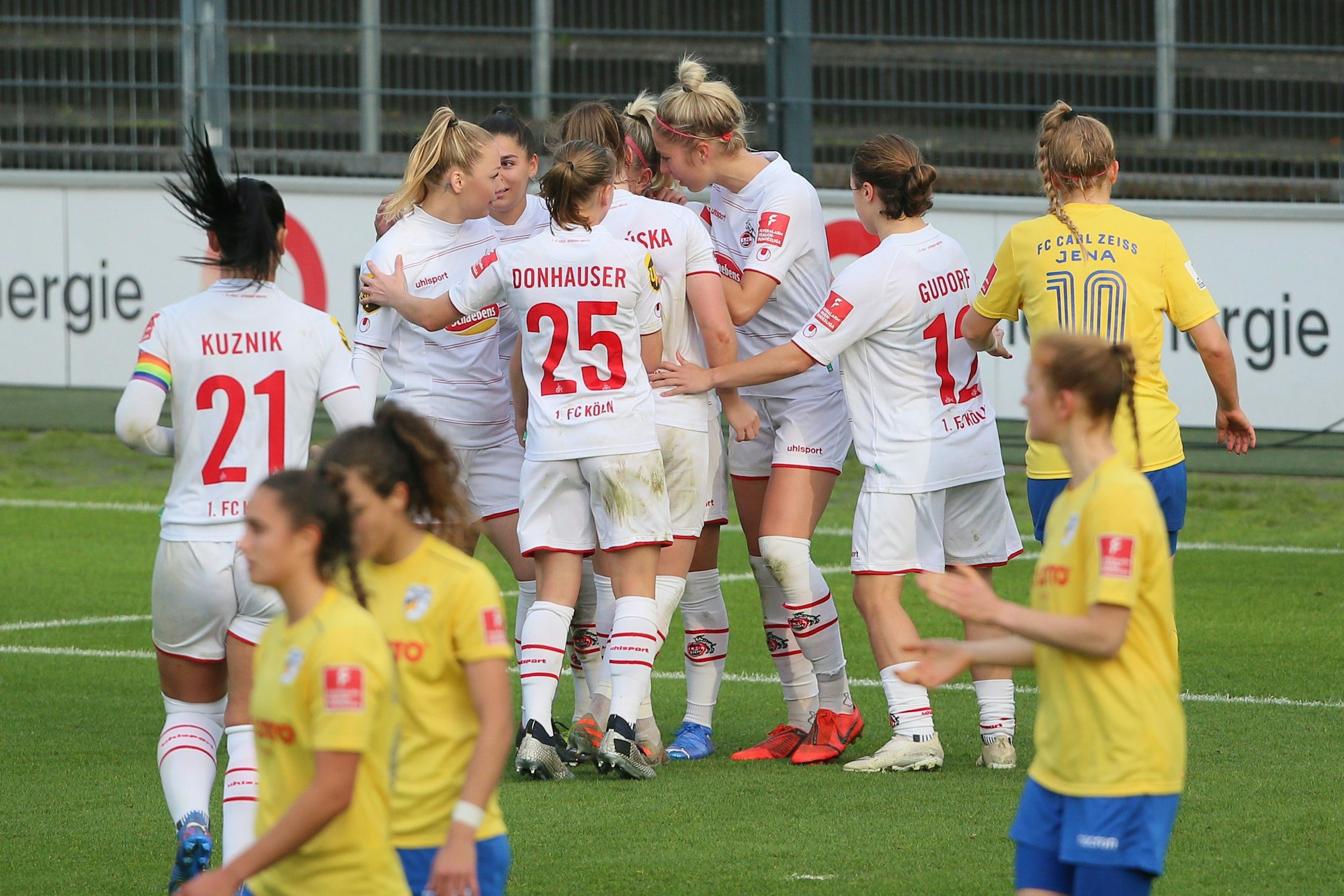 1.FC Köln vs. FC Carl Zeiss Jena, Fussball Frauen, 1. Bundesliga, Jubel um Mandy islacker (1.FC Köln), nach ihrem Treffer zum 2:0, Bild: Herbert Bucco, 17.10.2021