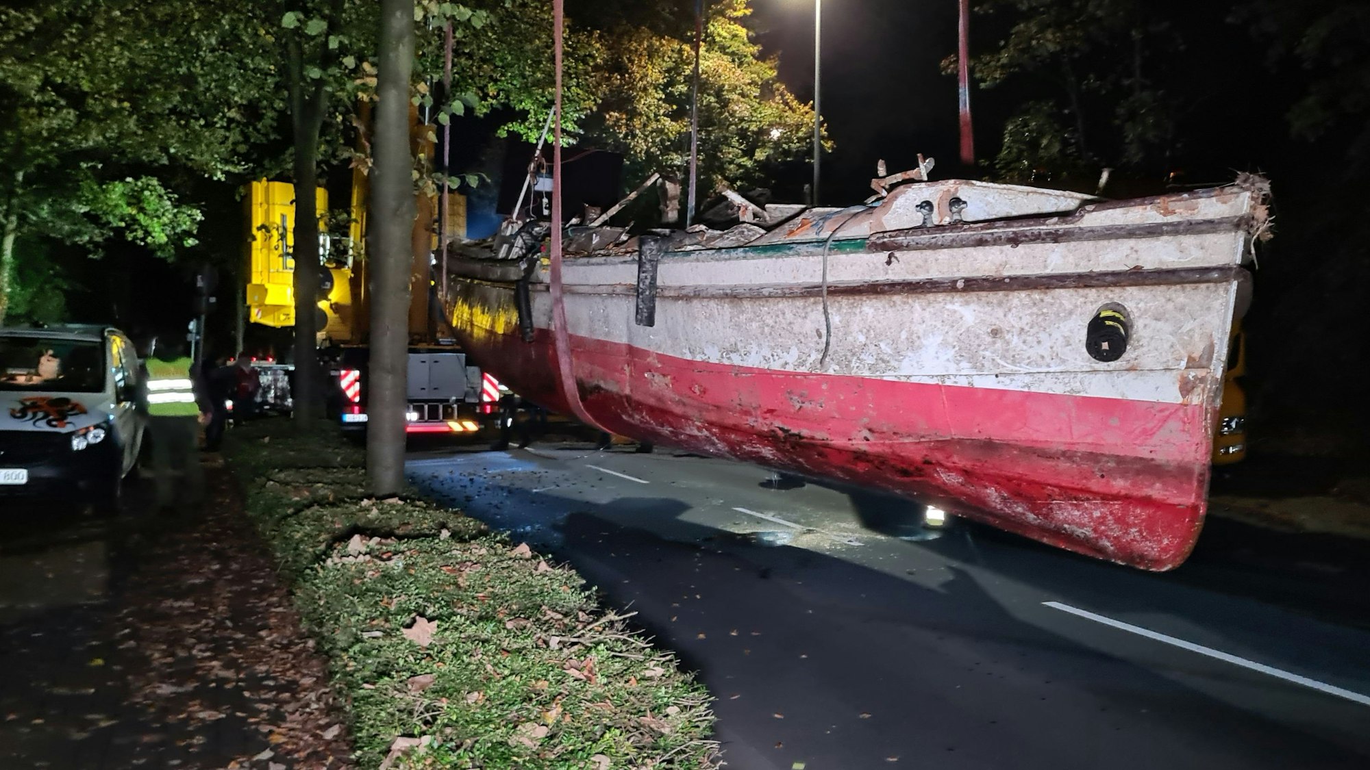 Das versunkene Fahrgastschiff „Moornixe“ in Mülheim an der Ruhr ist am frühen Sonntagmorgen erfolgreich aus dem Wasser gehoben worden.