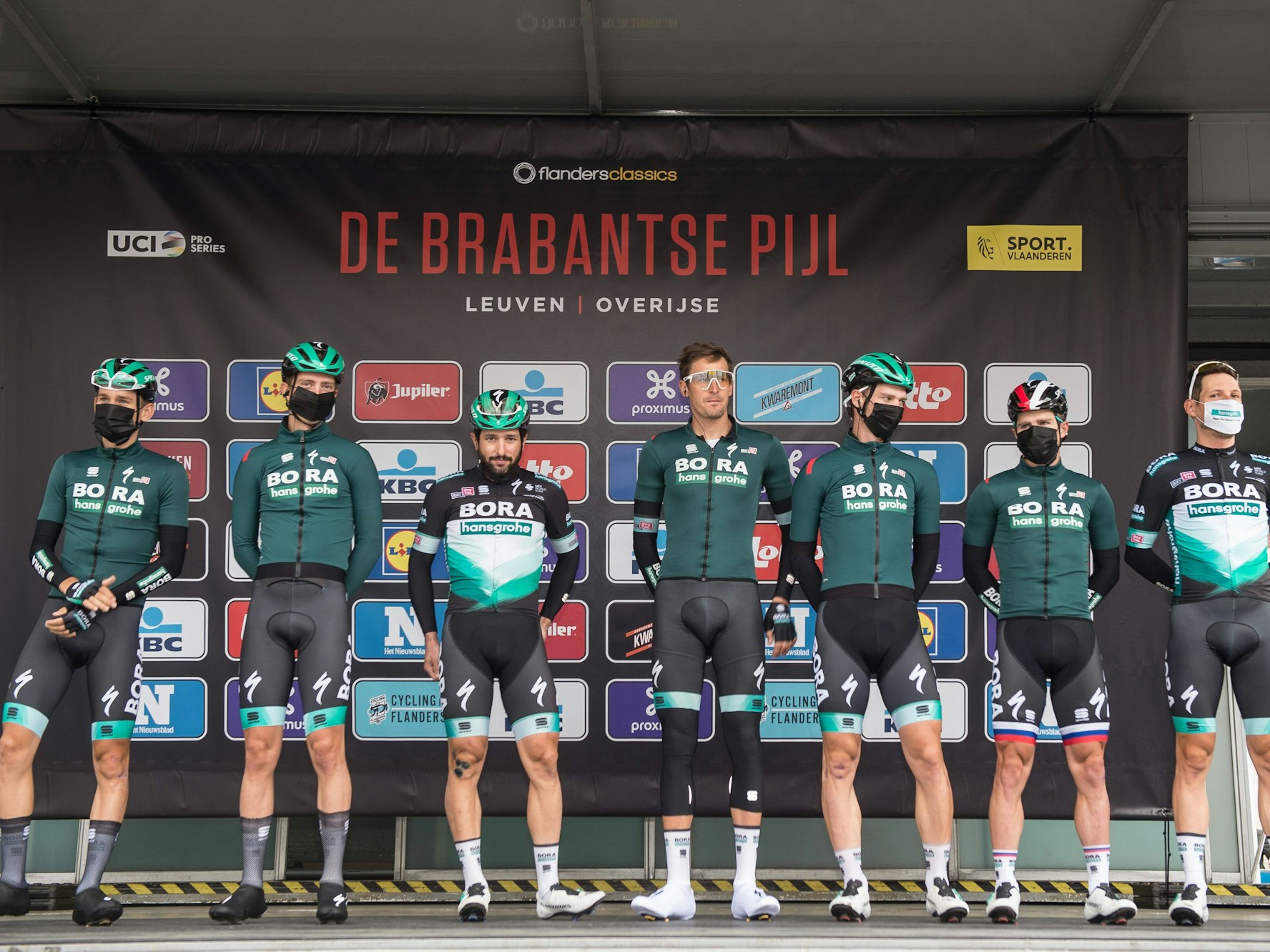 Lennard Kämna und Kollegen stellen sich auf der Bühne des 60. De Brabanste Pijl – Fleche Brabanconne vor.