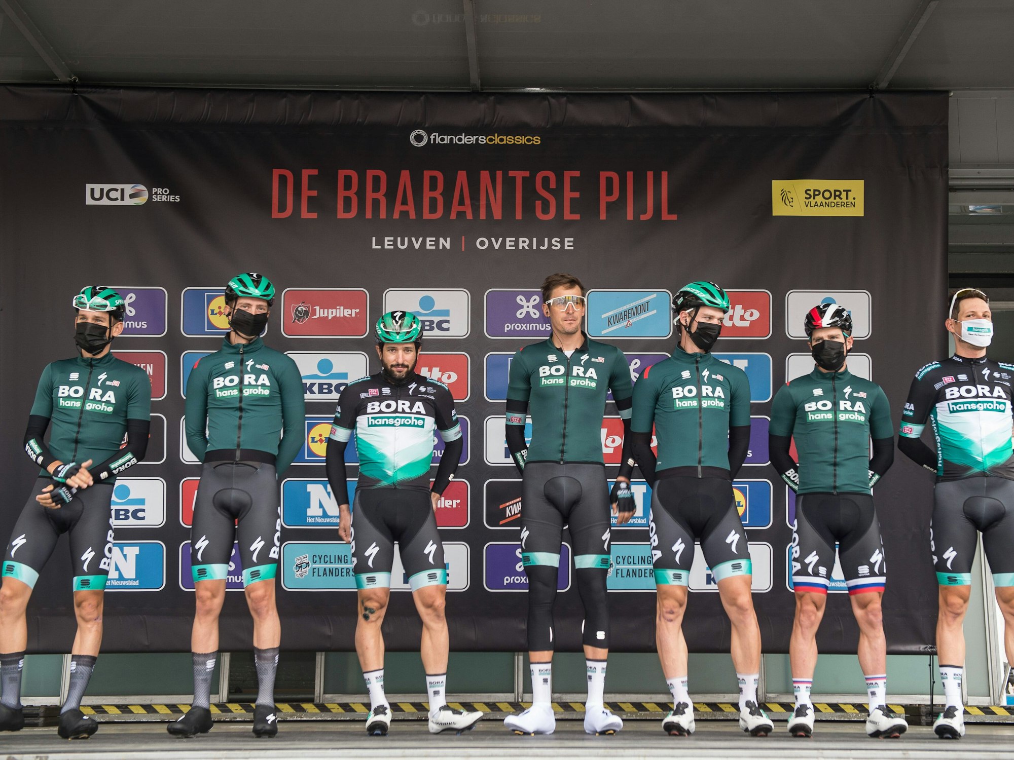 Lennard Kämna und Kollegen stellen sich auf der Bühne des 60. De Brabanste Pijl – Fleche Brabanconne vor.