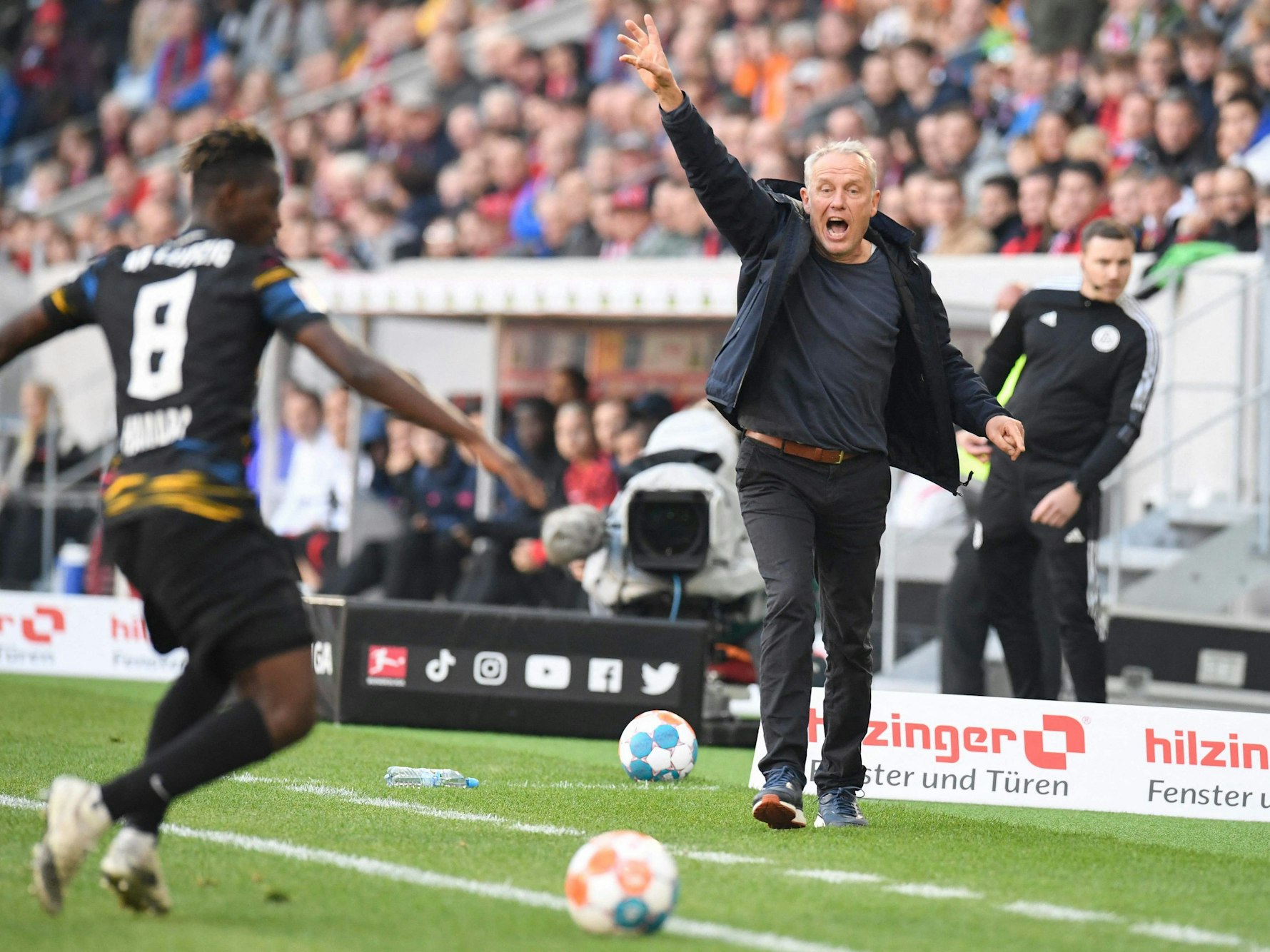 Christian Streich reklamiert eine Schiedsrichter-Entscheidung im Spiel des SC Freiburg.