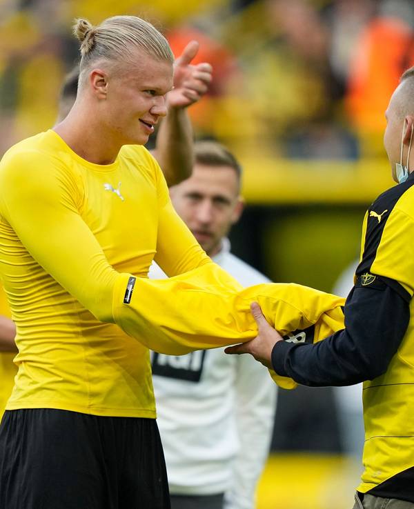 Erling Haaland schenkt einem Flitzer nach dem Sieg von Borussia Dortmund gegen Mainz 05 sein Trikot.