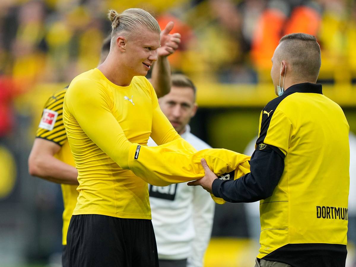Erling Haaland schenkt einem Flitzer nach dem Sieg von Borussia Dortmund gegen Mainz 05 sein Trikot.