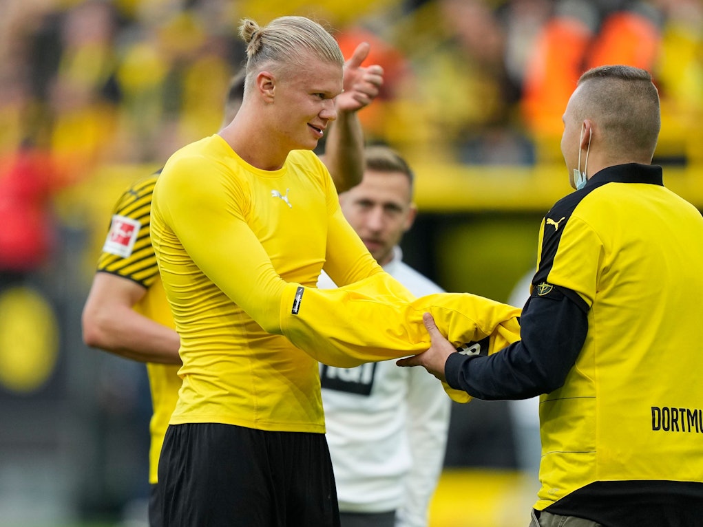 Erling Haaland schenkt einem Flitzer nach dem Sieg von Borussia Dortmund gegen Mainz 05 sein Trikot.