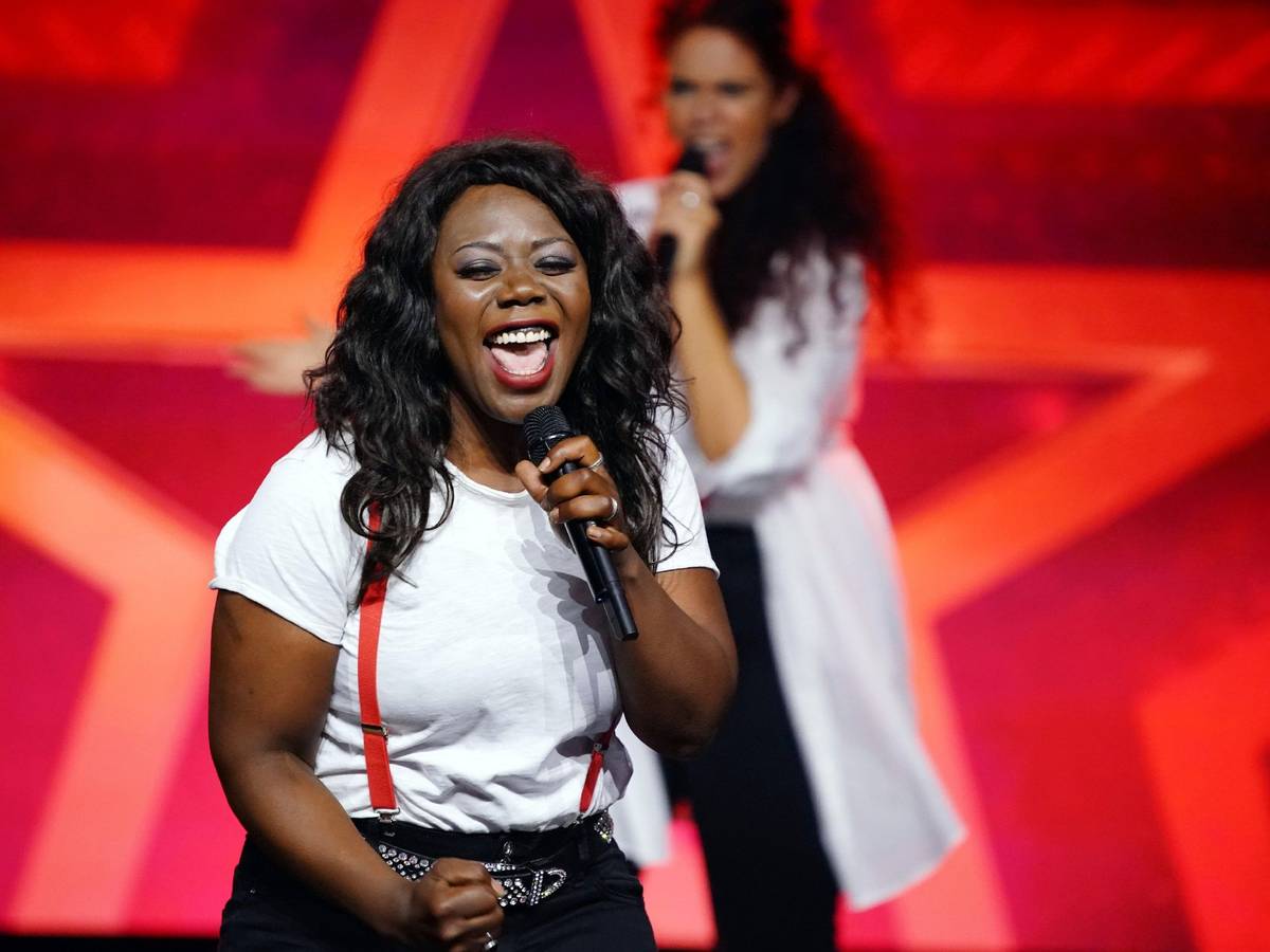Marie Enganemben und der Gospel-Chor Na' Mouléma aus Köln performt beim „Supertalent“ am 16. Oktober 2021.