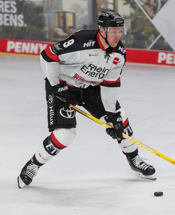 Marcel Müller führt den Puck mit dem Schläger