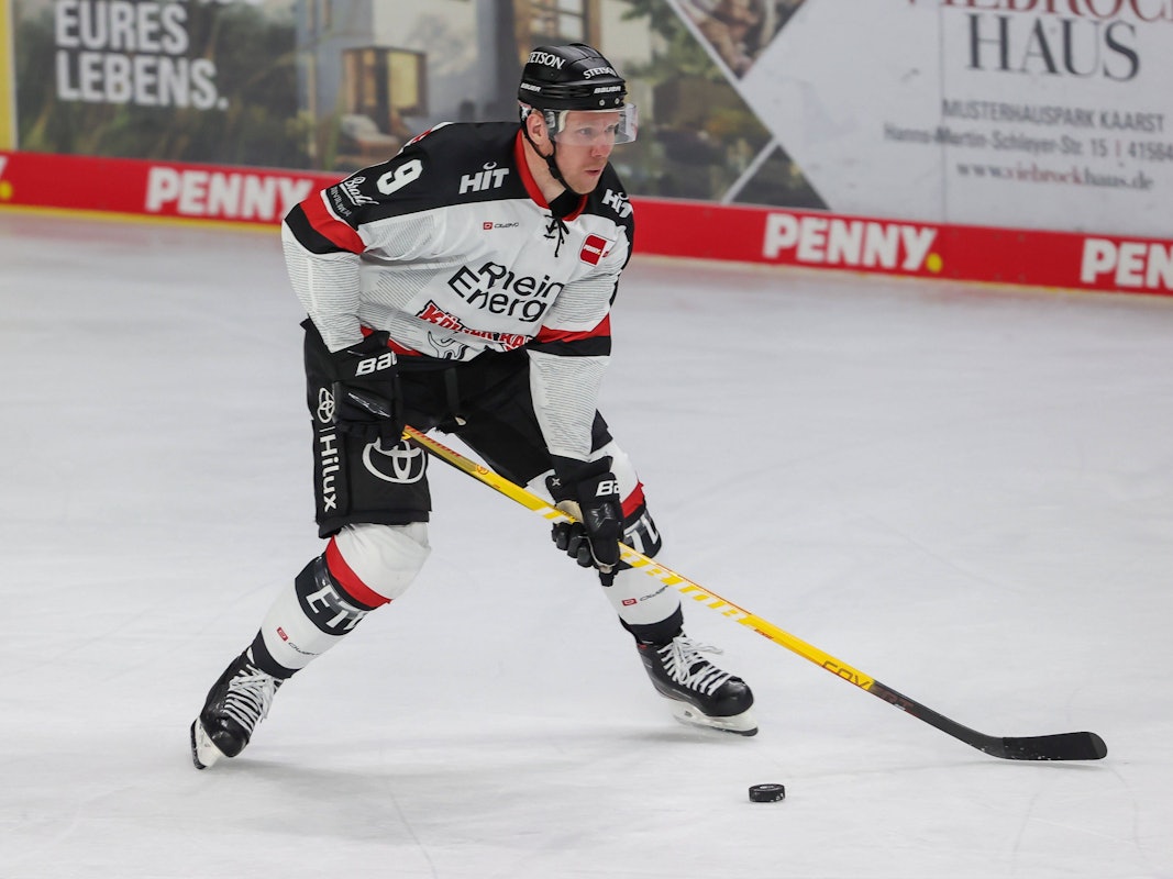 Marcel Müller führt den Puck mit dem Schläger