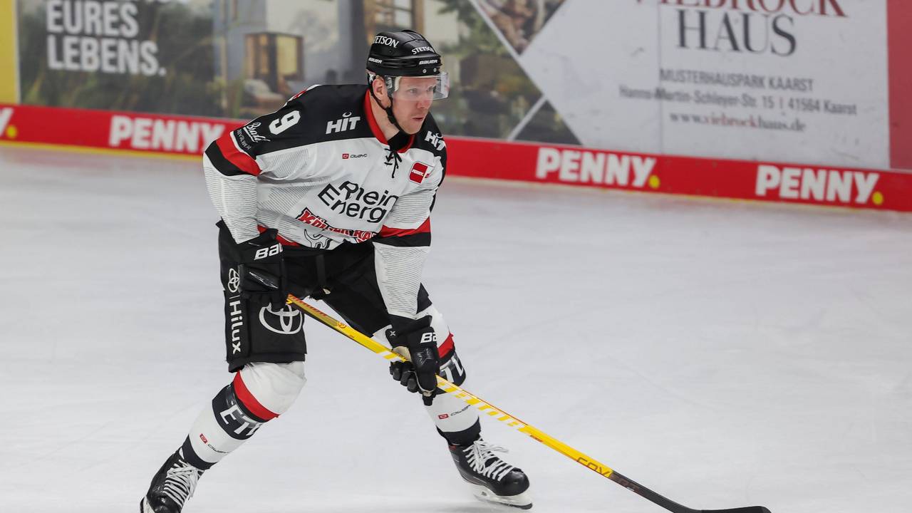 Marcel Müller führt den Puck mit dem Schläger