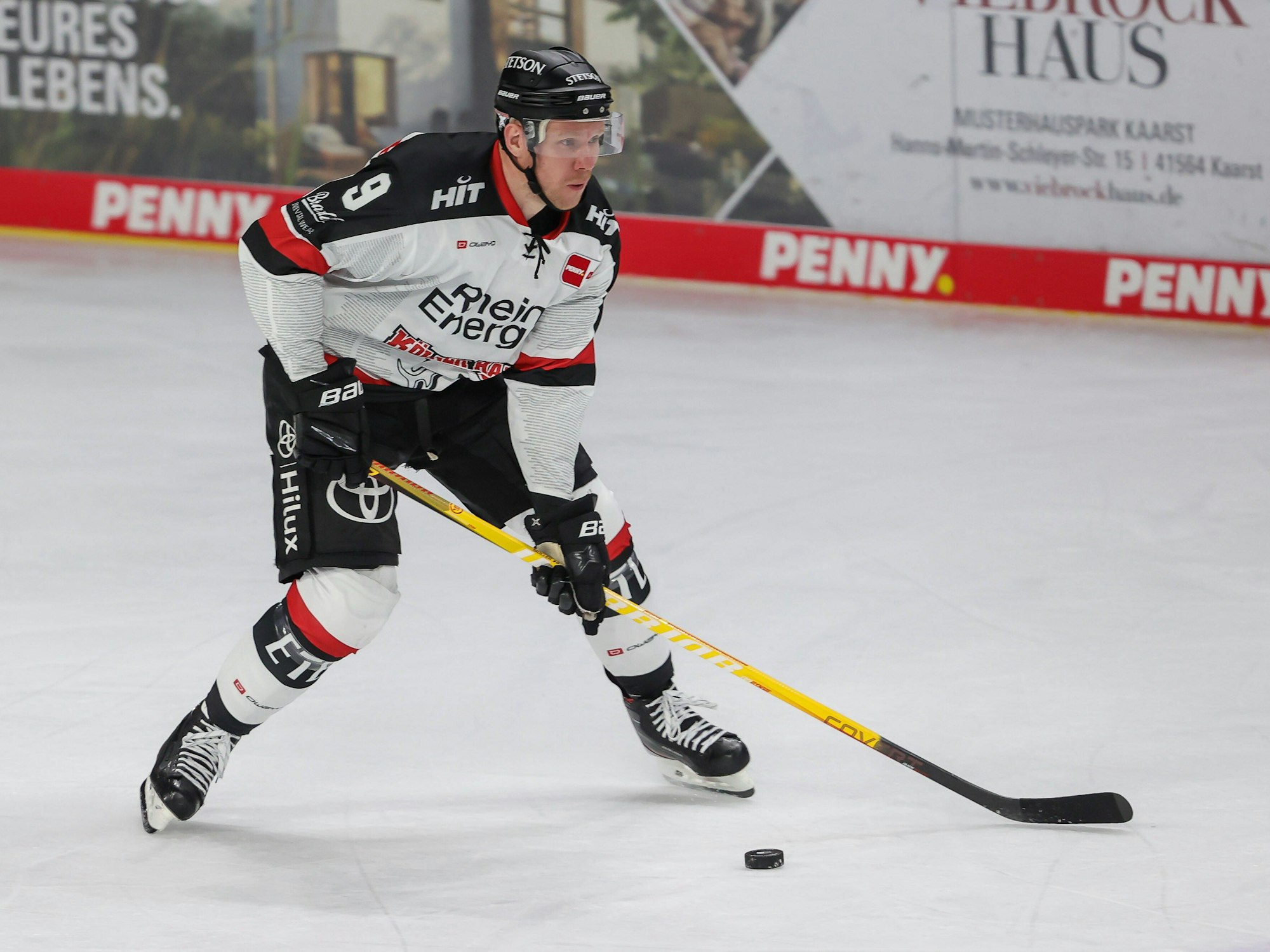 Marcel Müller führt den Puck mit dem Schläger