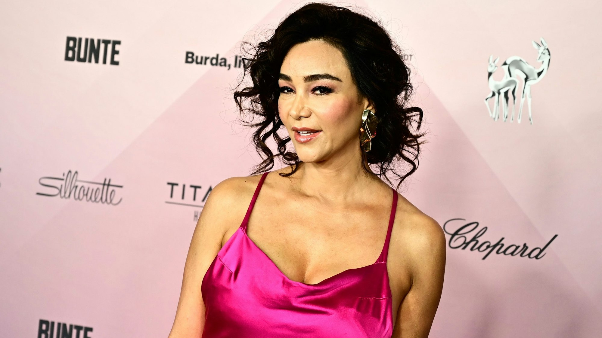 Verona Pooth zeigt sich gerne sexy, wie zum Beispiel hier mit tiefen Ausschnitt bei der Charity-Veranstaltung „Tribute to Bambi“ am 14. Oktober in Berlin.