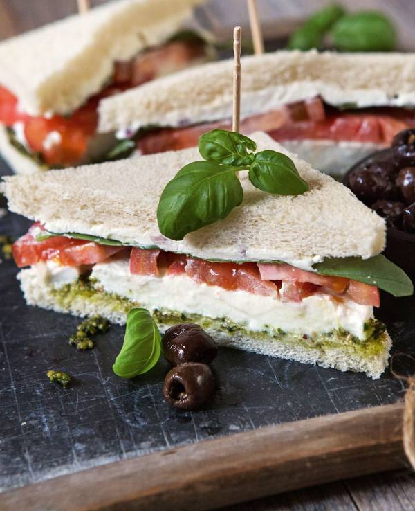 Bei Aldi wird es bald vegane Thunfisch-Sandwiches geben. Auf dem Foto (aufgenommen 27. Februar 2014) sieht man eine italienischen Sandwich-Variante, das Tramezzini, wo Tomate, Mozzarella und Basilikum auf den Toast kommen.