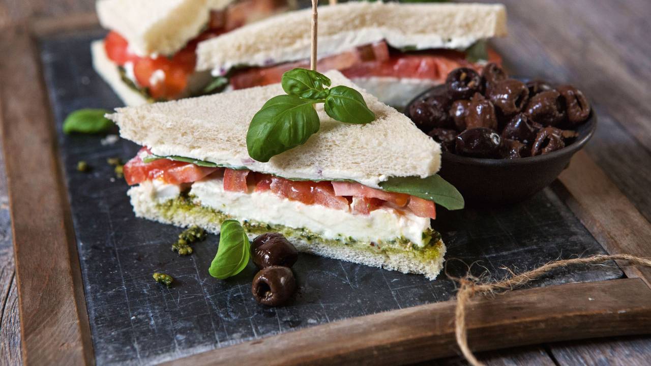 Bei Aldi wird es bald vegane Thunfisch-Sandwiches geben. Auf dem Foto (aufgenommen 27. Februar 2014) sieht man eine italienischen Sandwich-Variante, das Tramezzini, wo Tomate, Mozzarella und Basilikum auf den Toast kommen.