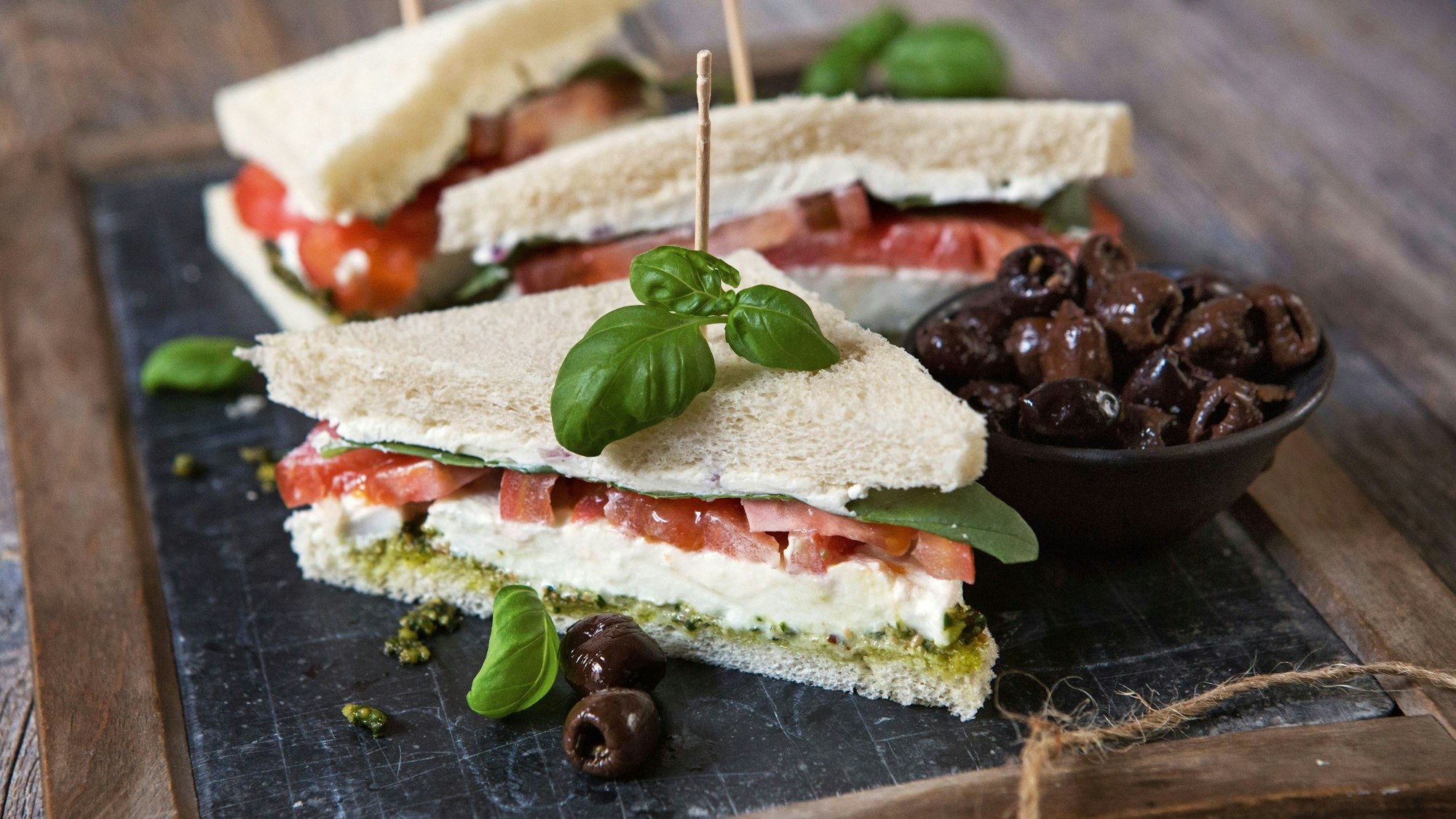 Bei Aldi wird es bald vegane Thunfisch-Sandwiches geben. Auf dem Foto (aufgenommen 27. Februar 2014) sieht man eine italienischen Sandwich-Variante, das Tramezzini, wo Tomate, Mozzarella und Basilikum auf den Toast kommen.