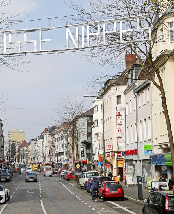 Blick auf die Neusser Strasse in Nippes in Richtung Norden.