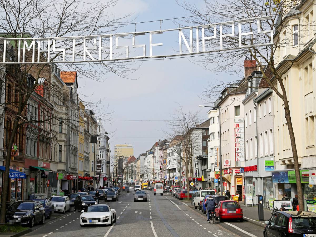 Blick auf die Neusser Strasse in Nippes in Richtung Norden.