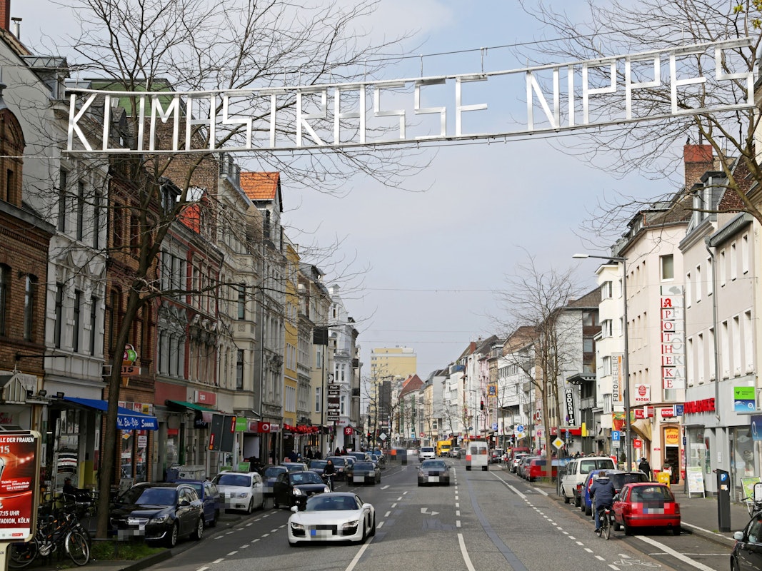 Blick auf die Neusser Strasse in Nippes in Richtung Norden.