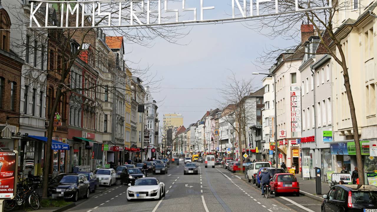 Blick auf die Neusser Strasse in Nippes in Richtung Norden.