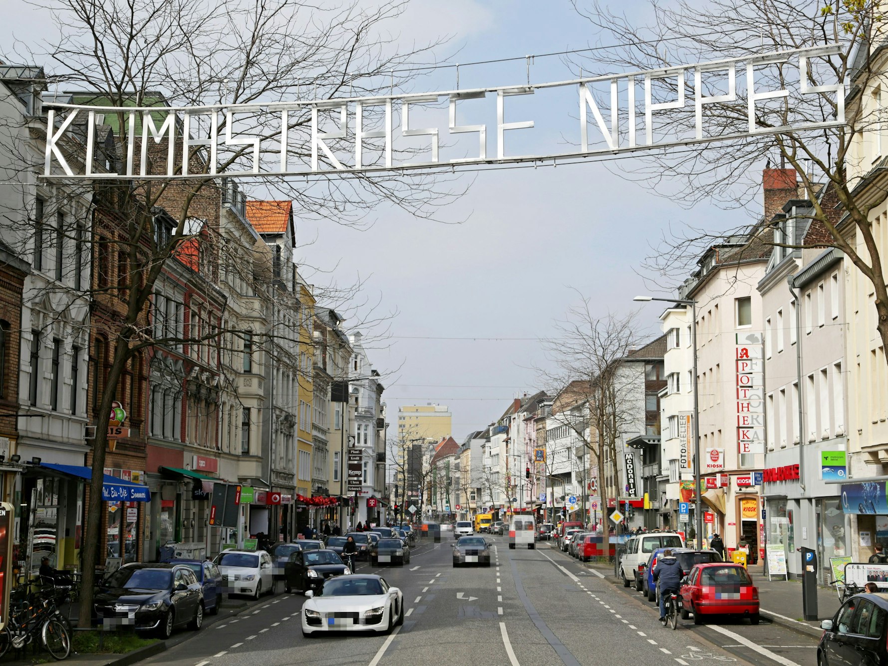 Blick auf die Neusser Strasse in Nippes in Richtung Norden.