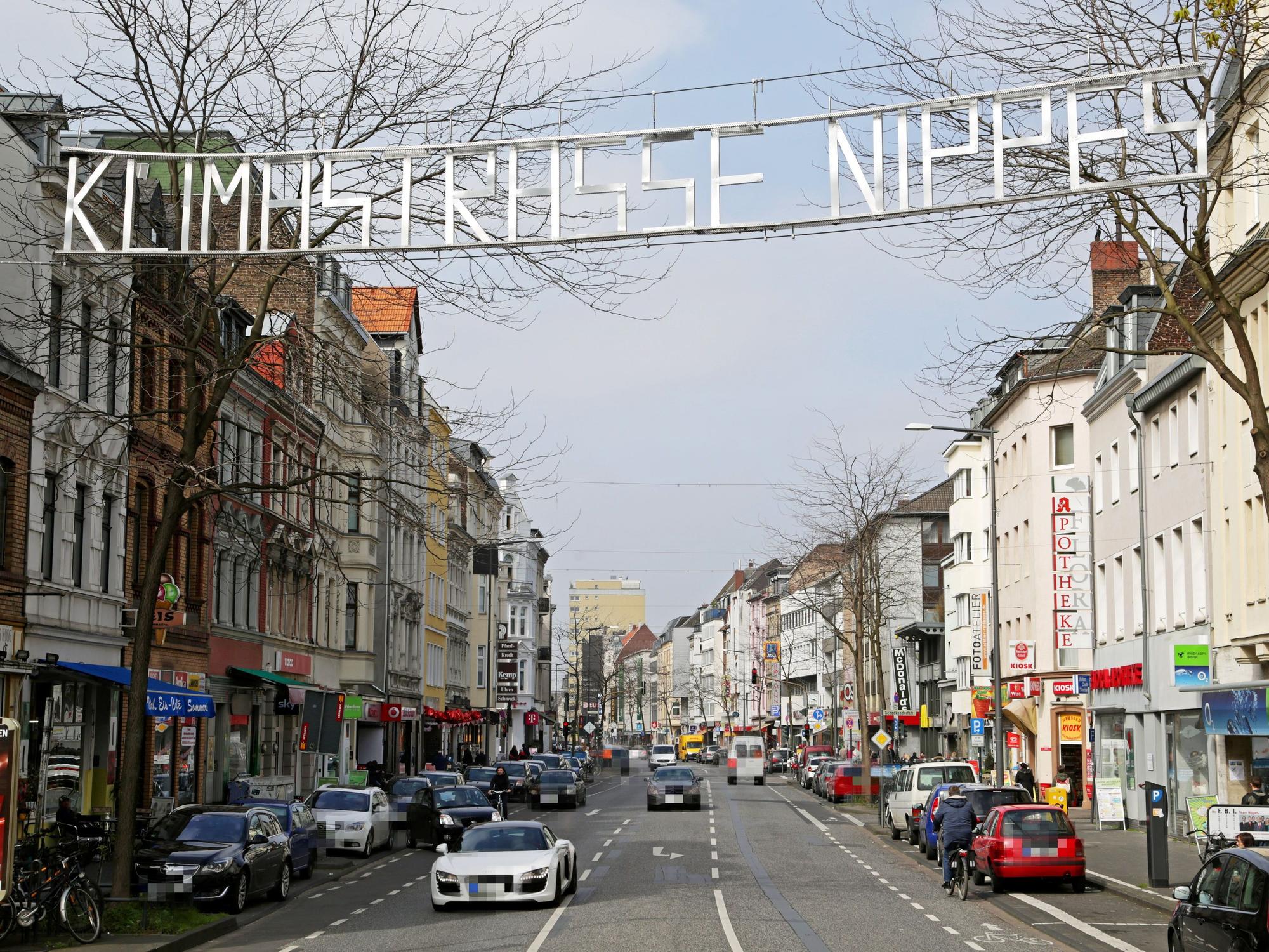 Blick auf die Neusser Strasse in Nippes in Richtung Norden.
