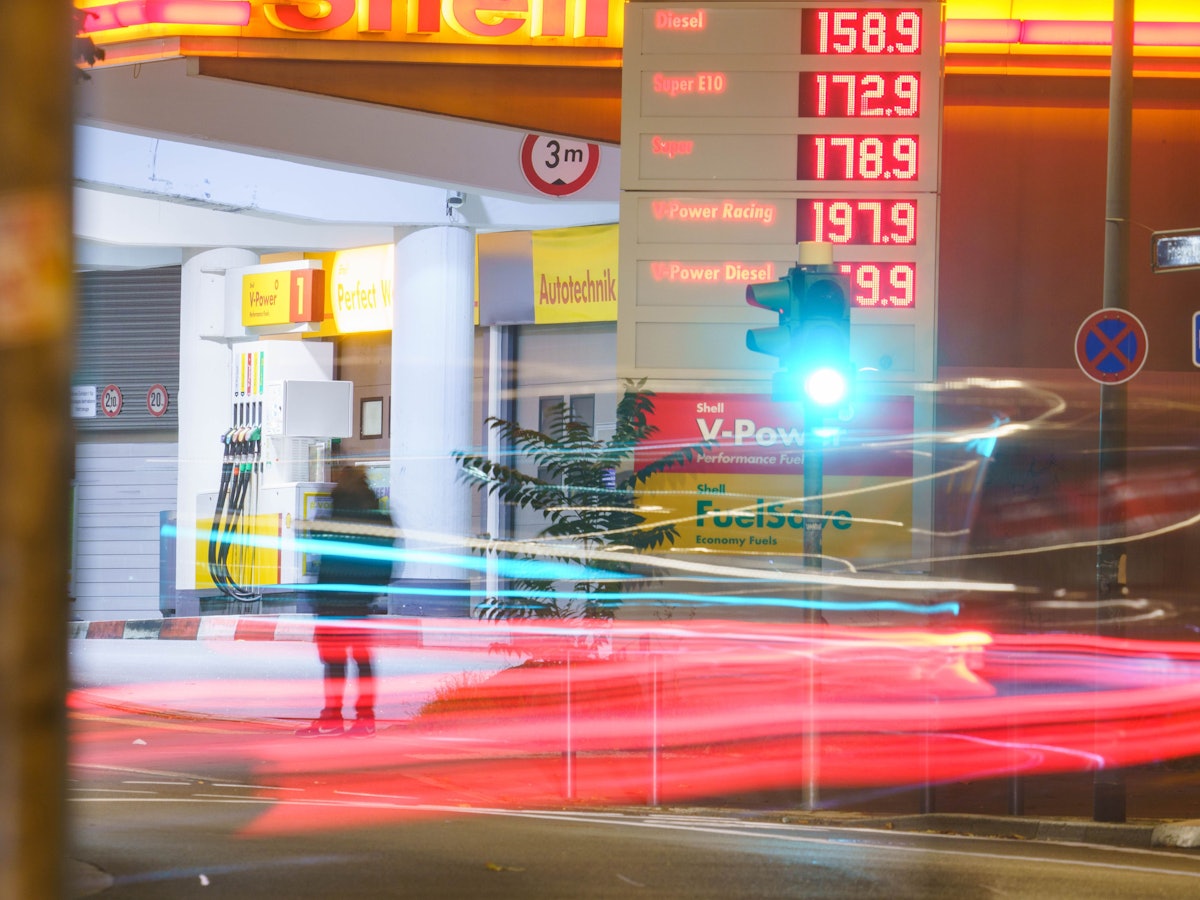 Ein Mann wartet am frühen Morgen an der Straße vor einer Tankstelle. Die Kraftstoffpreise haben in Deutschland ein Rekordhoch erreicht.