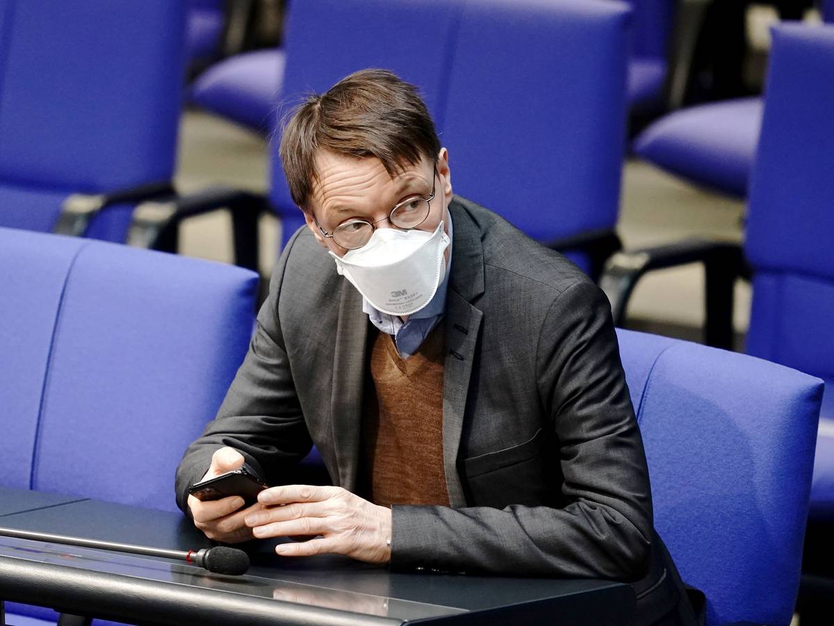 Karl Lauterbach, Gesundheitsexperte der SPD, sitzt im März 2021 im Bundestag.