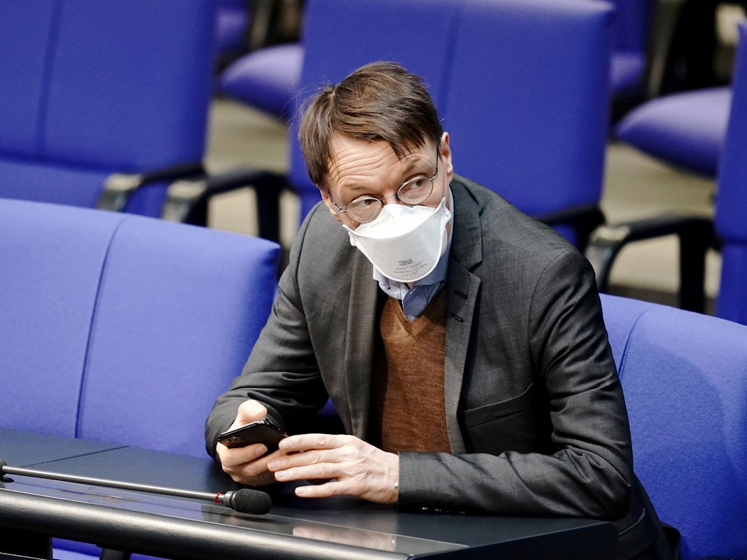 Karl Lauterbach (hier im Bundestag) hat sich für Maßnahmen vor allem in Schulen ausgesprochen.