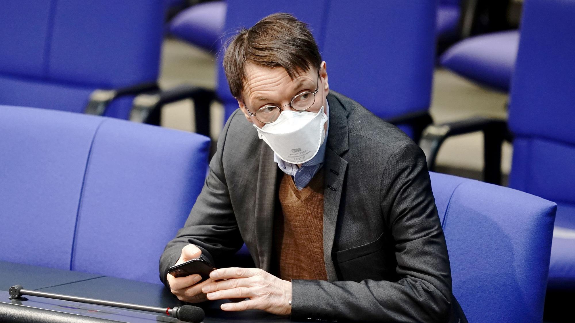 Karl Lauterbach, Gesundheitsexperte der SPD, sitzt im März 2021 im Bundestag.