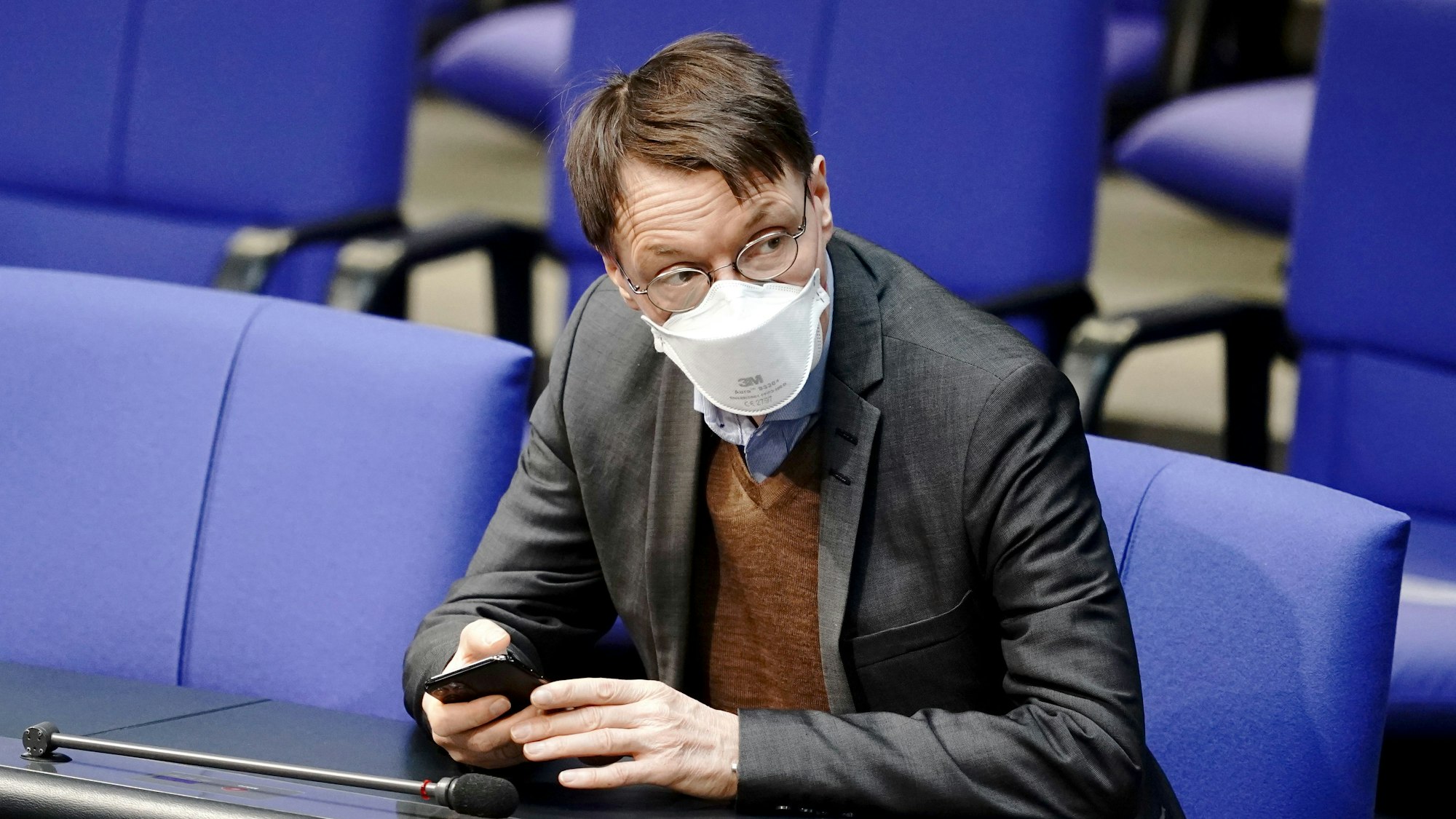 Karl Lauterbach, Gesundheitsexperte der SPD, sitzt im März 2021 im Bundestag.