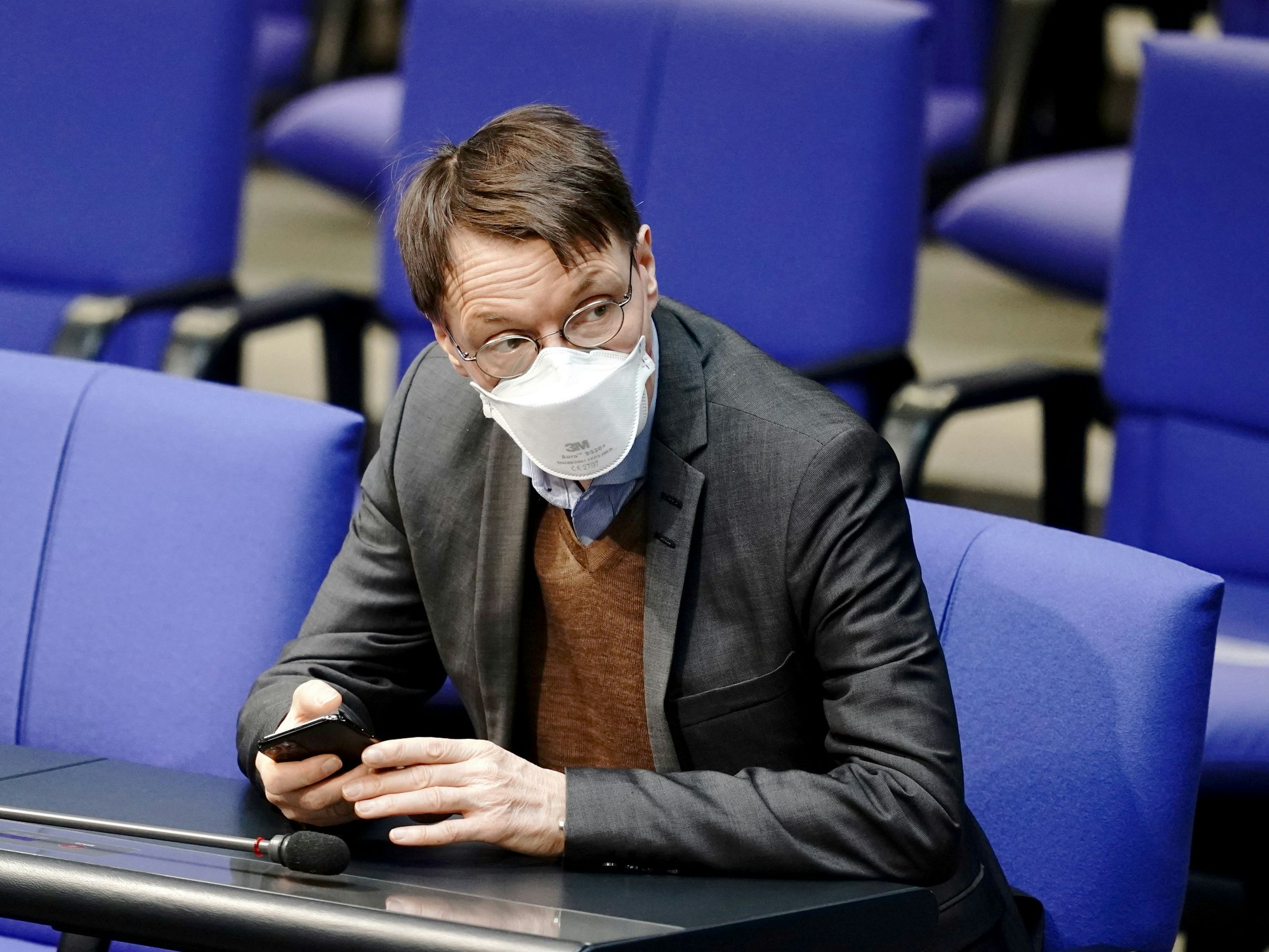 Karl Lauterbach (hier im Bundestag) hat sich für Maßnahmen vor allem in Schulen ausgesprochen.