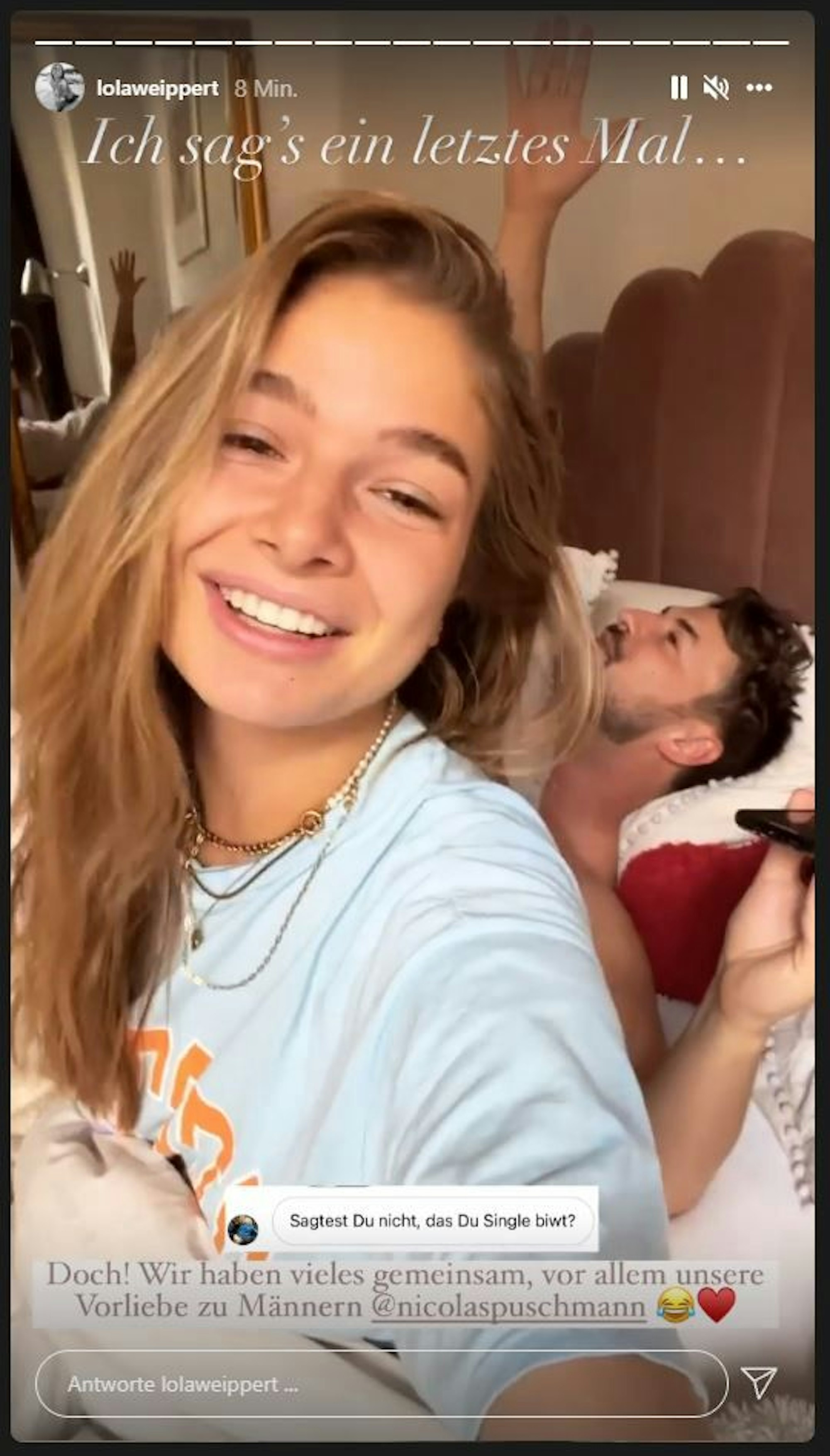 Lola Weippert zeigt sich in ihrer Instagram-Story vom 18.10.2021 mit Nicolas Puschmann im Bett