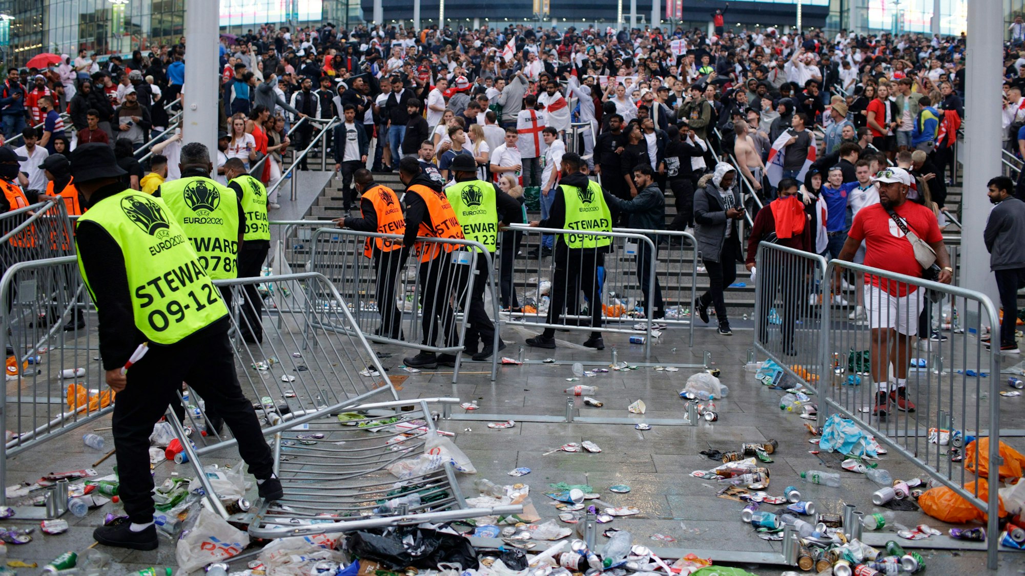 Geschmissene Absperrgitter am Wembley-Stadion in London beim EM-Finale.