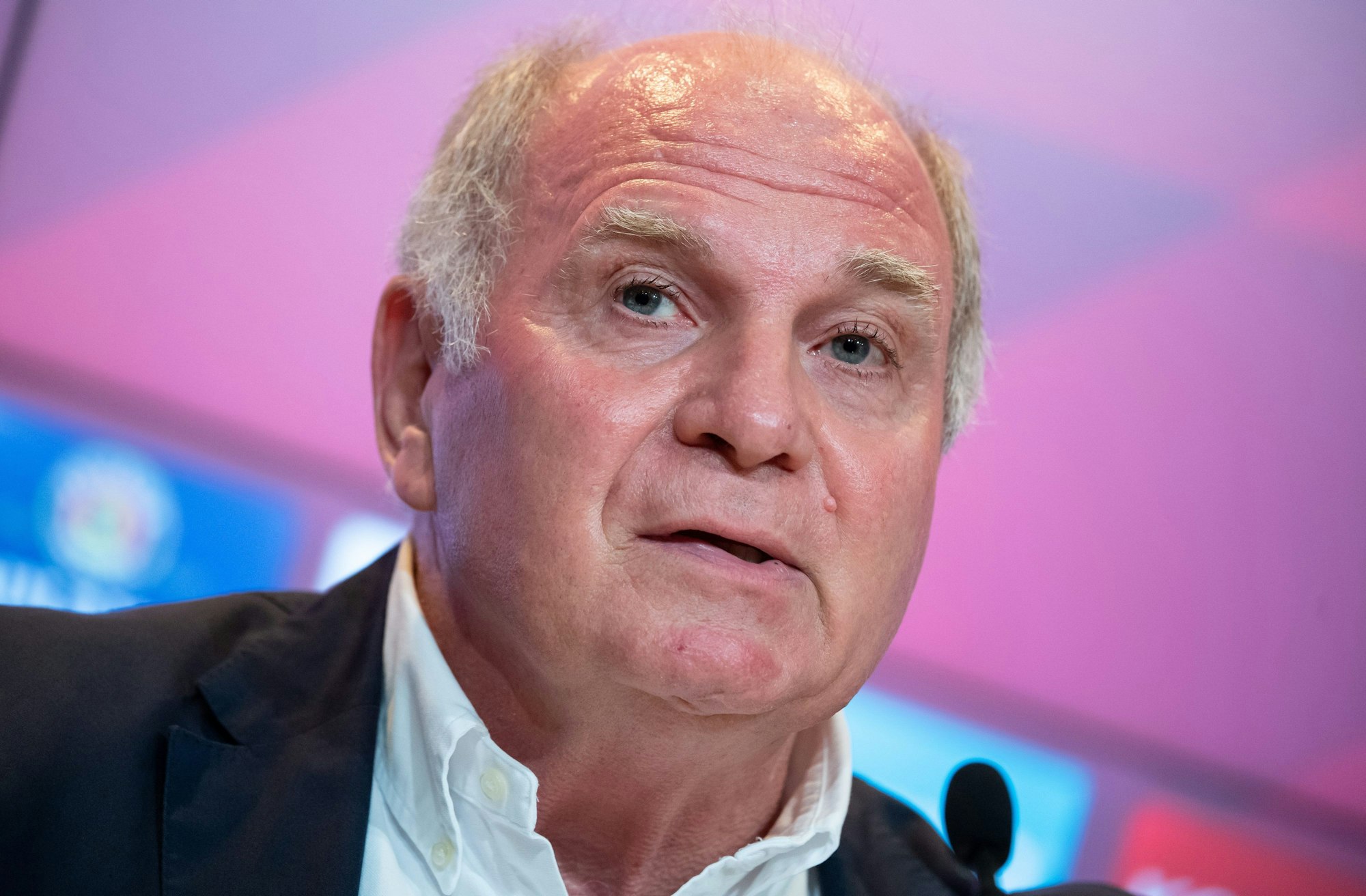 Uli Hoeneß nimmt an einer Pressekonferenz seines Vereins FC Bayern teil.
