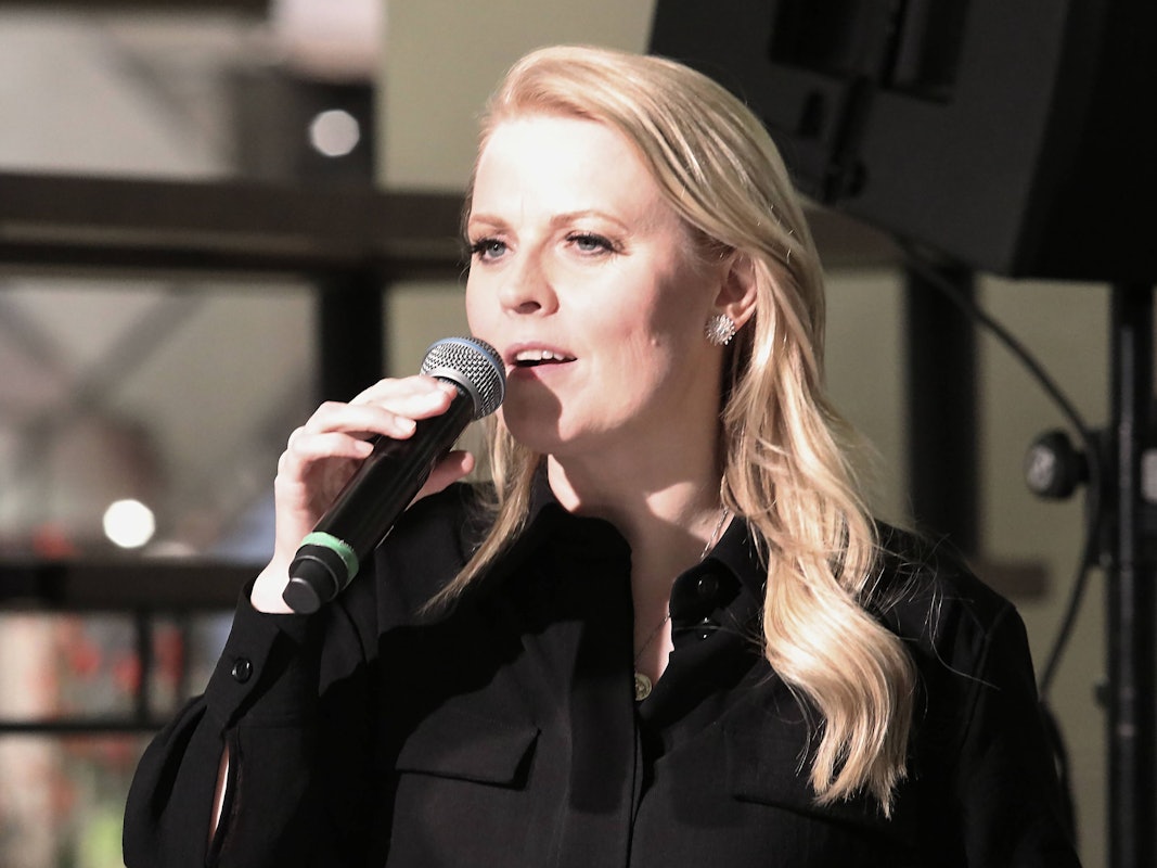 Patricia Kelly spricht bei einem Auftritt mit ihren Fans.