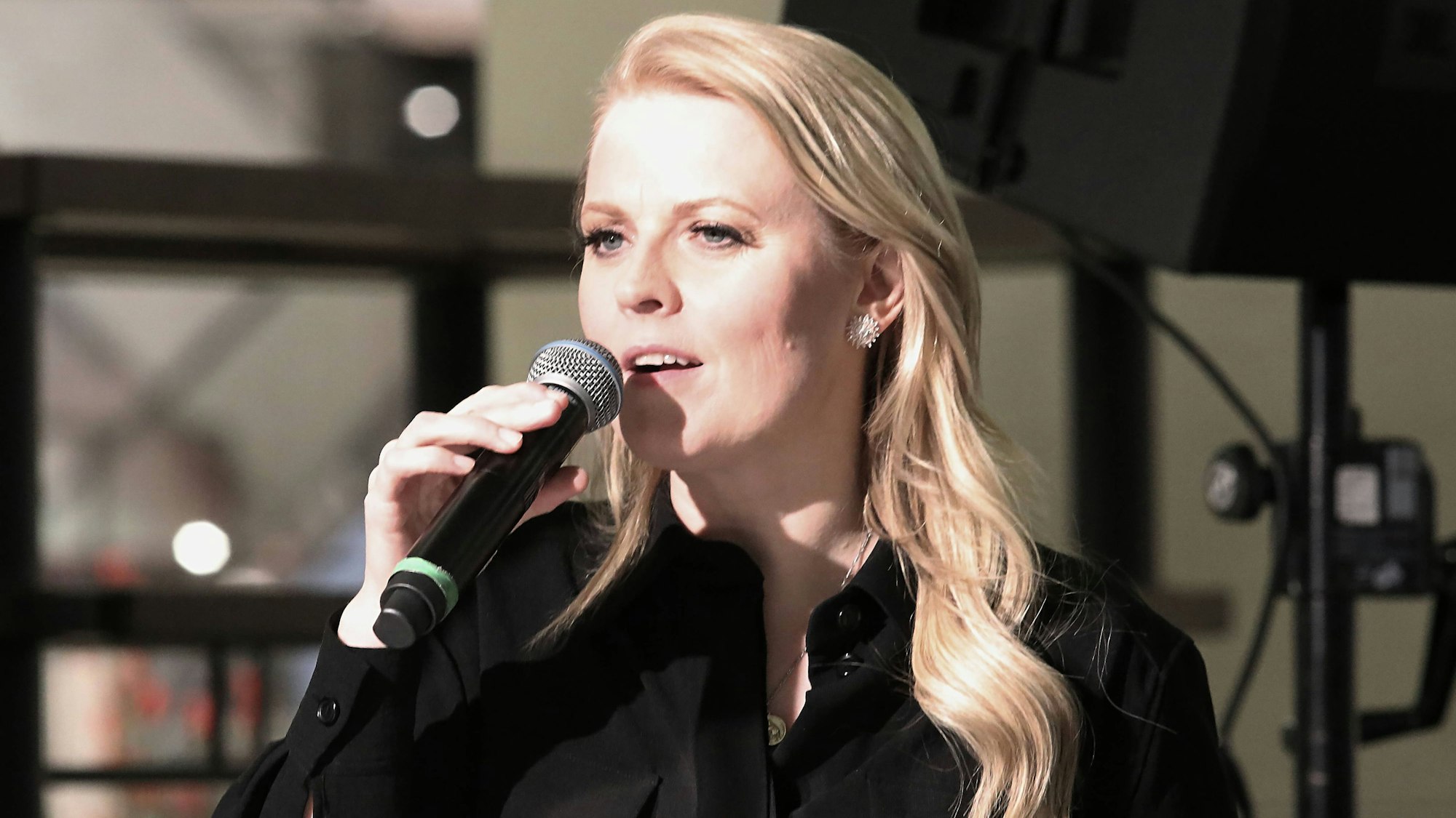 Patricia Kelly spricht bei einem Auftritt mit ihren Fans.