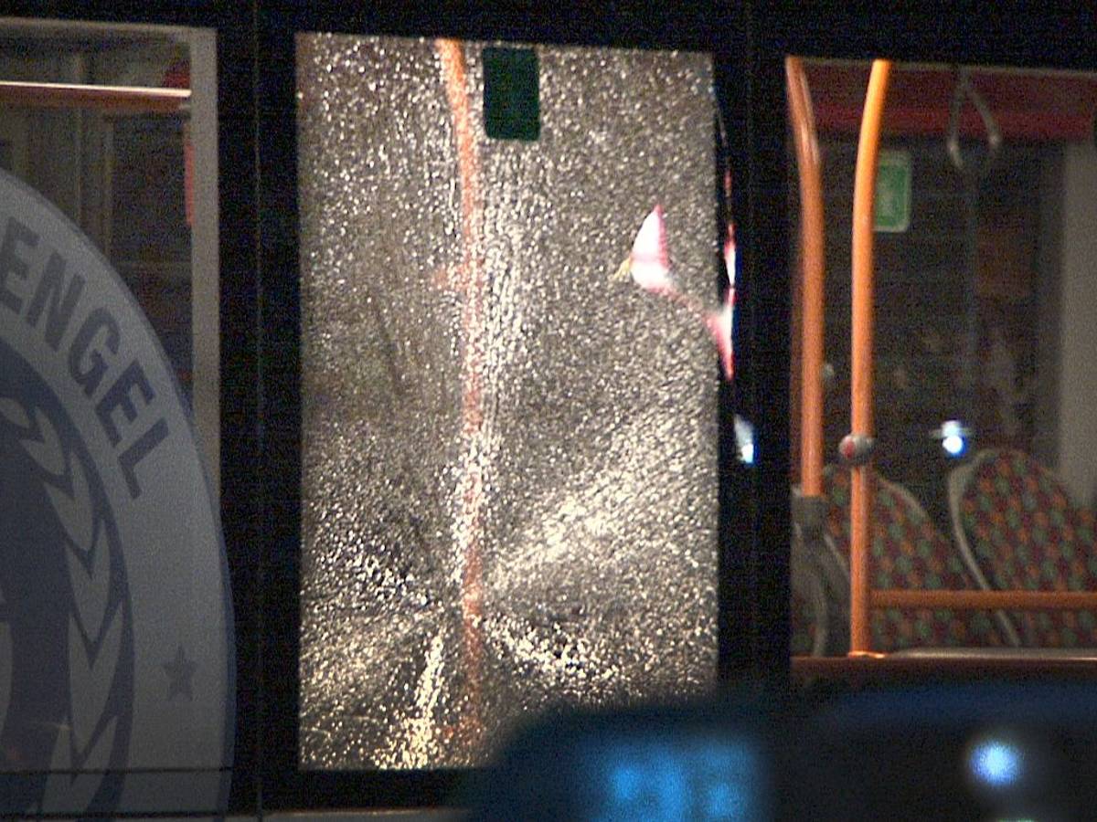 Ein zersplitterte Scheibe ist am späten 23.03.2014 in einem Linienbus in Castrop-Rauxel (Nordrhein-Westfalen) zu sehen.