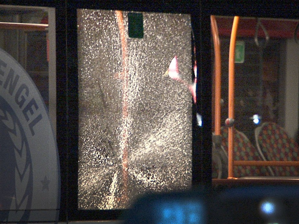 Ein zersplitterte Scheibe ist am späten 23.03.2014 in einem Linienbus in Castrop-Rauxel (Nordrhein-Westfalen) zu sehen.